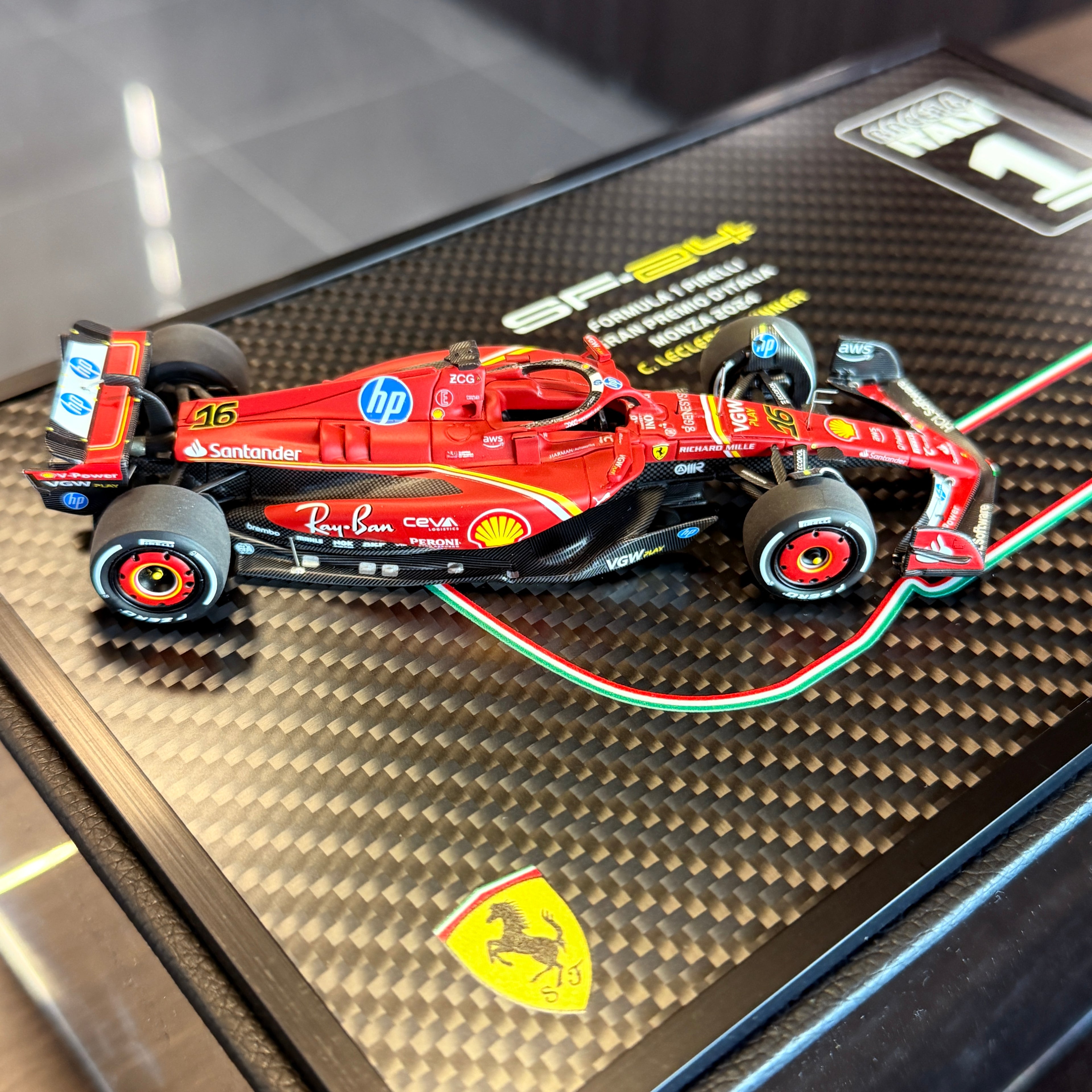 BBR Models Ferrari SF21 #55 Carlos Sainz – GP Emilia Romaña 2021 Versión Lluvia – Coche a Escala 1:43 con Vitrina (Edición Limitada 240 pzas) de BBR Models