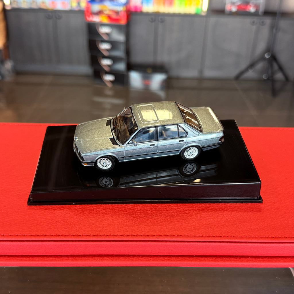 BMW M5 (E28) Dolphin Grey Metallic 1:43 Scale by AUTOart Millennium