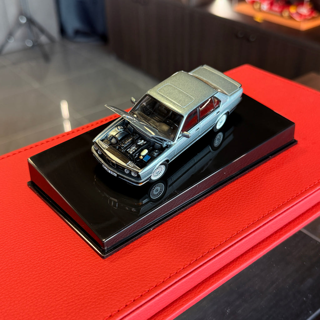 BMW M5 (E28) Dolphin Grey Metallic 1:43 Scale by AUTOart Millennium