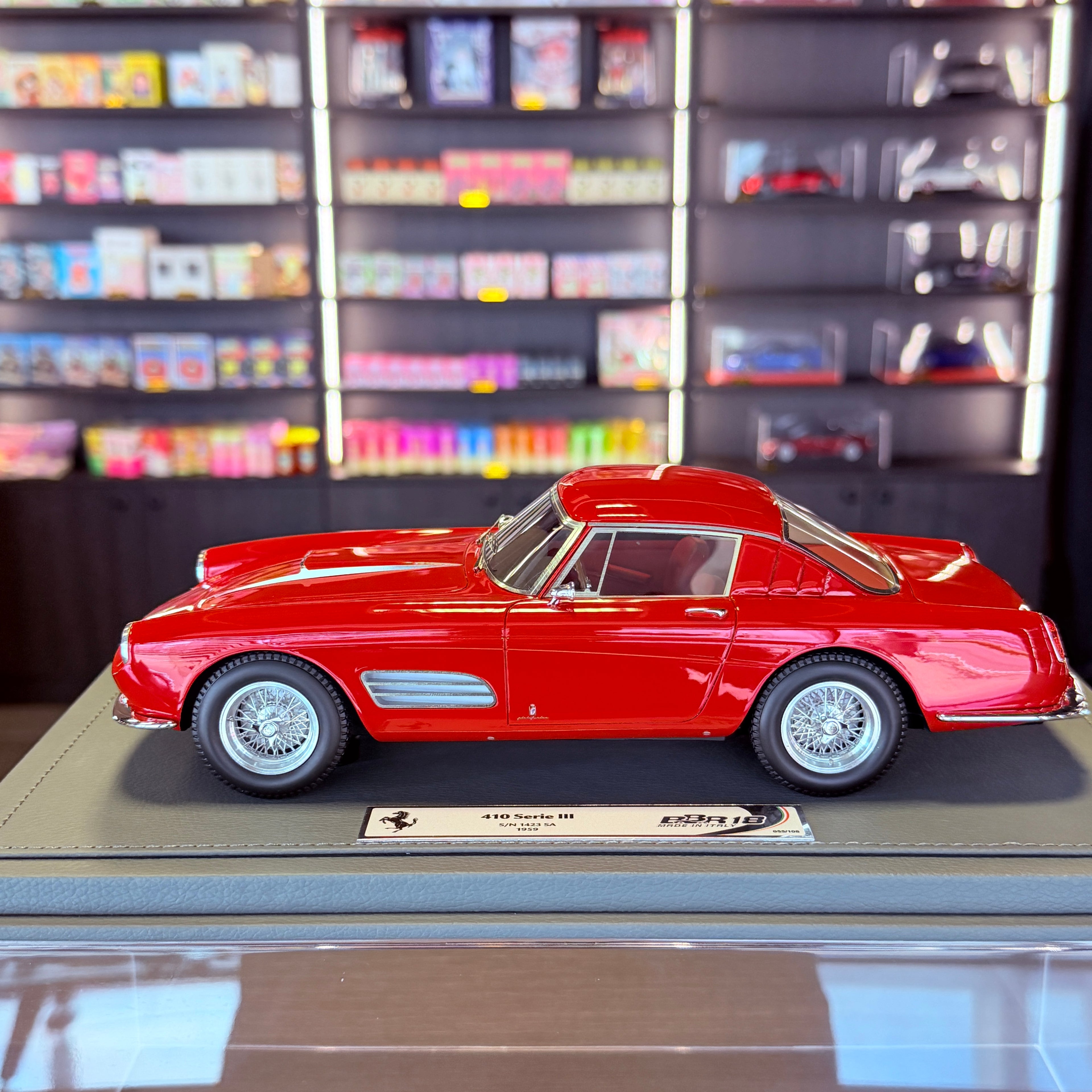 Ferrari 410 Superamerica Серия III SN 1423 SA Червен в мащаб 1:18 с витрина от BBR Models (ограничен тираж 108)