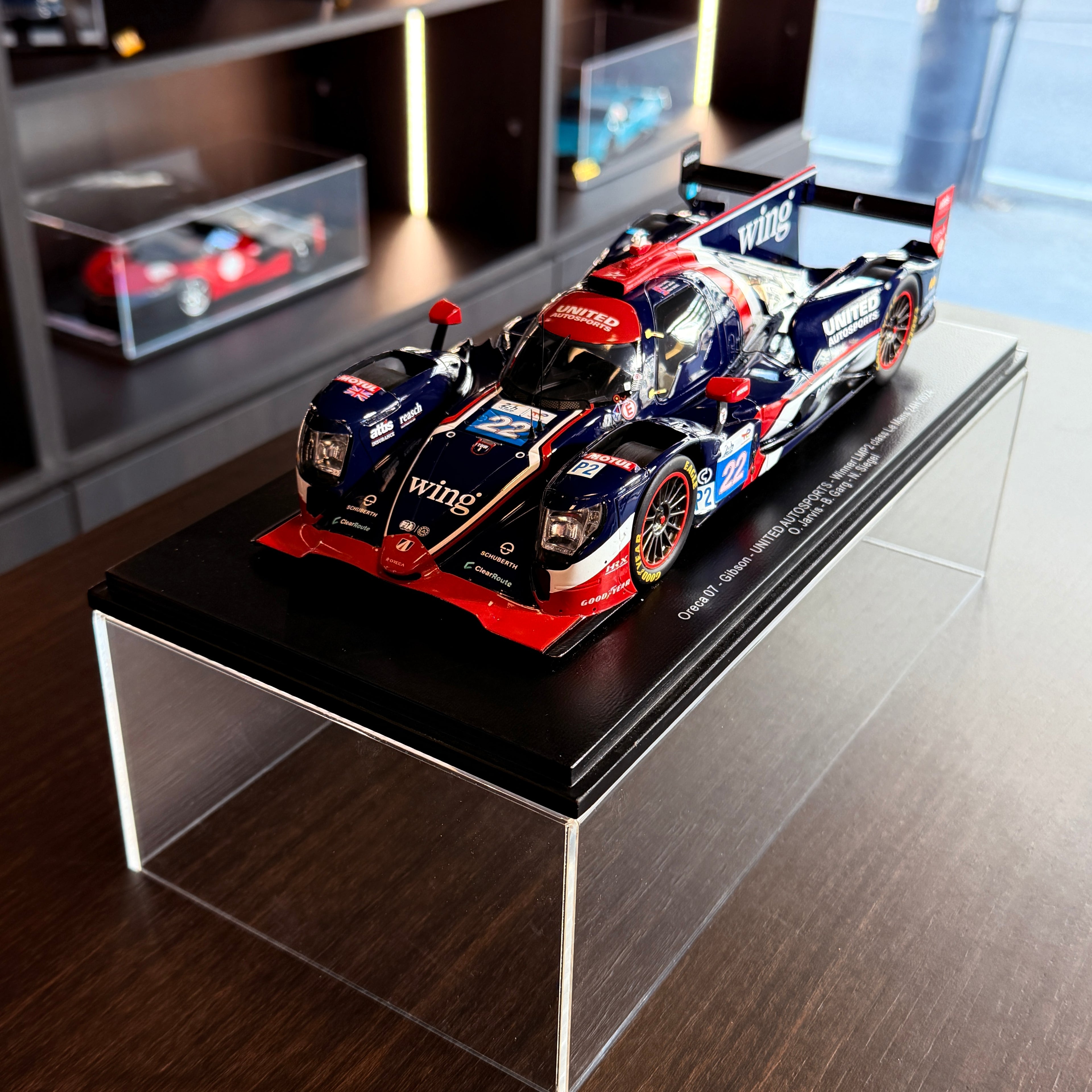Oreca 07 Gibson United Autosports, a 2024-es Le Mans-i 24 órás verseny LMP2-osztályának győztese, 1:18 méretarányban, vitrinben – Spark Models