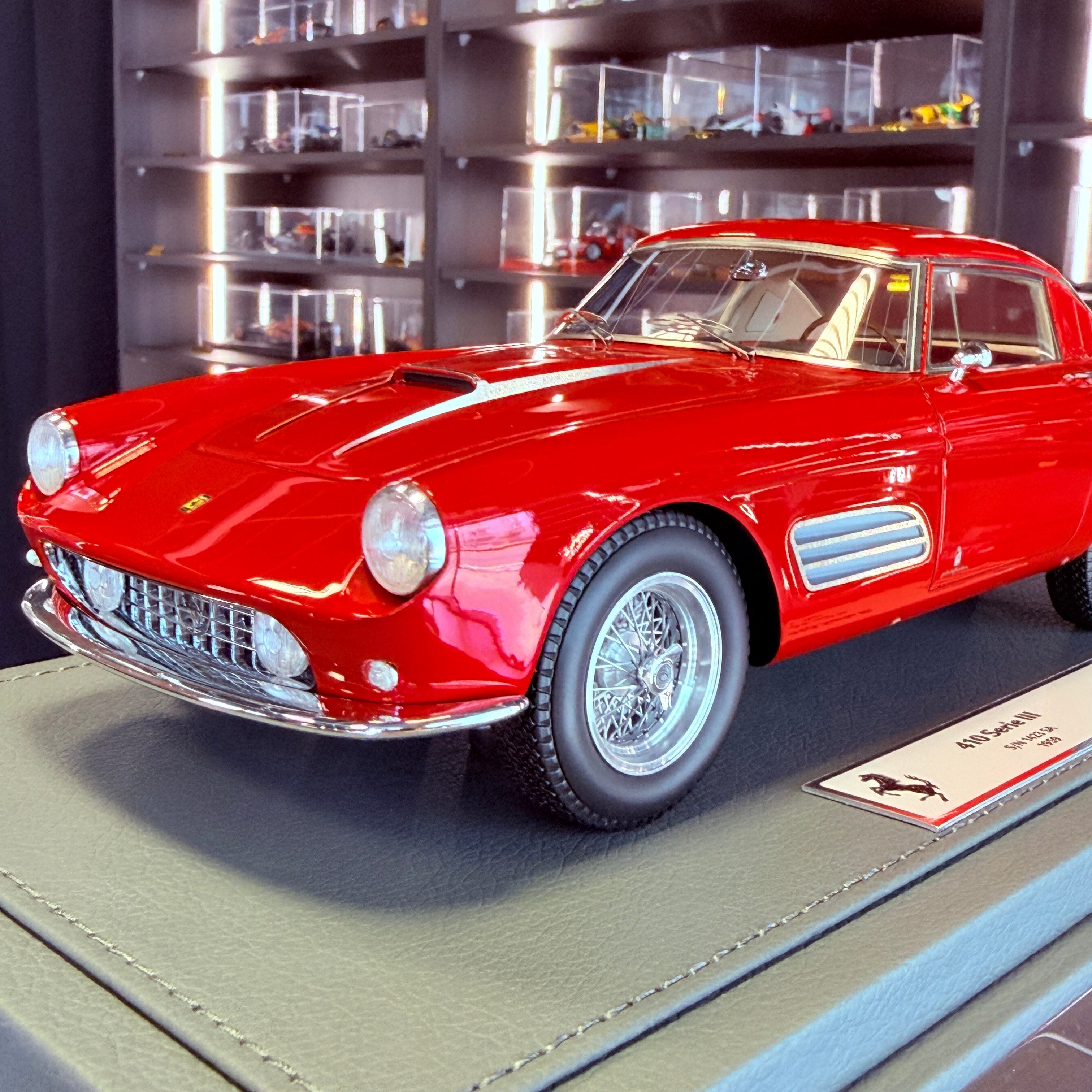 Ferrari 410 Superamerica Серия III SN 1423 SA Червен в мащаб 1:18 с витрина от BBR Models (ограничен тираж 108)