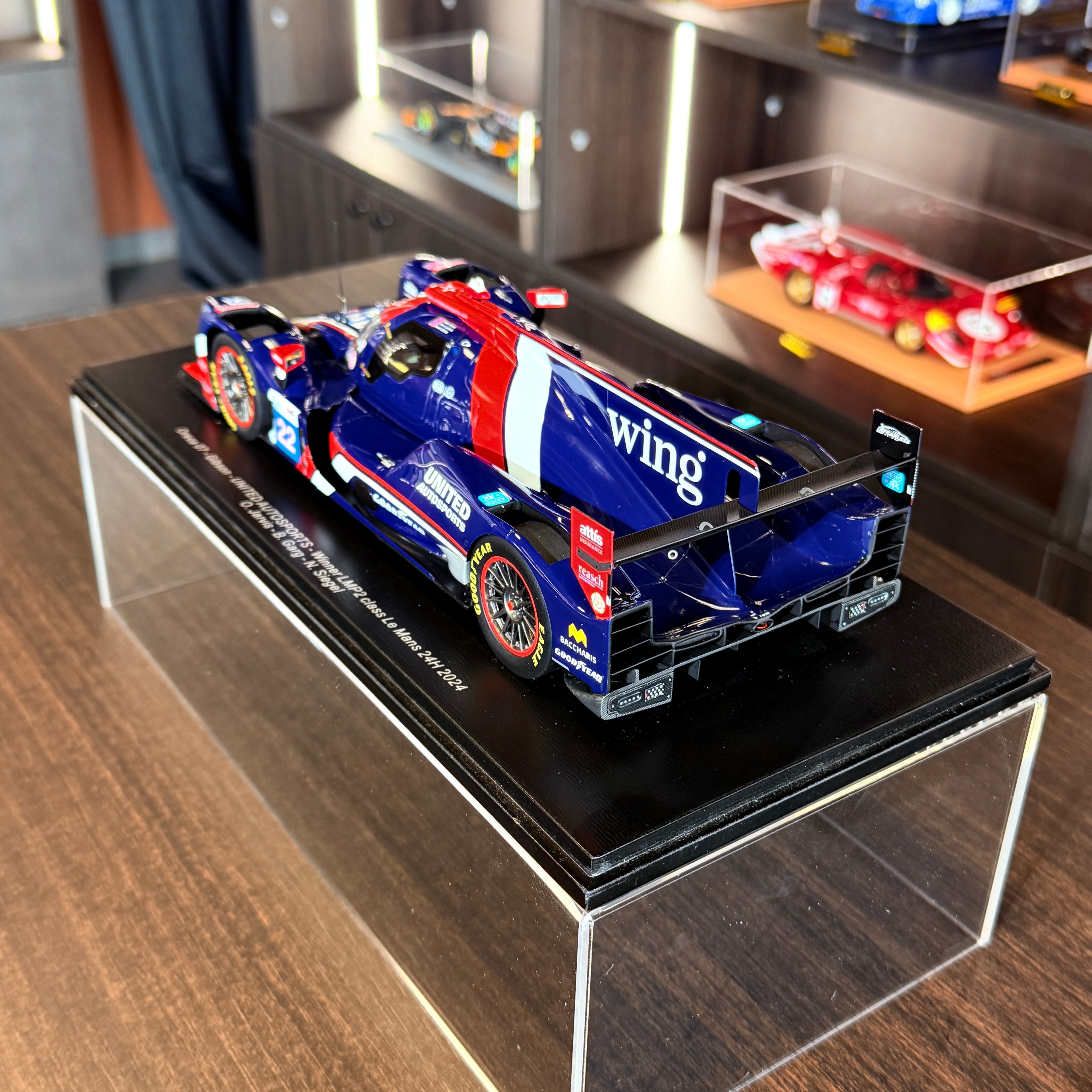Oreca 07 Gibson United Autosports, a 2024-es Le Mans-i 24 órás verseny LMP2-osztályának győztese, 1:18 méretarányban, vitrinben – Spark Models