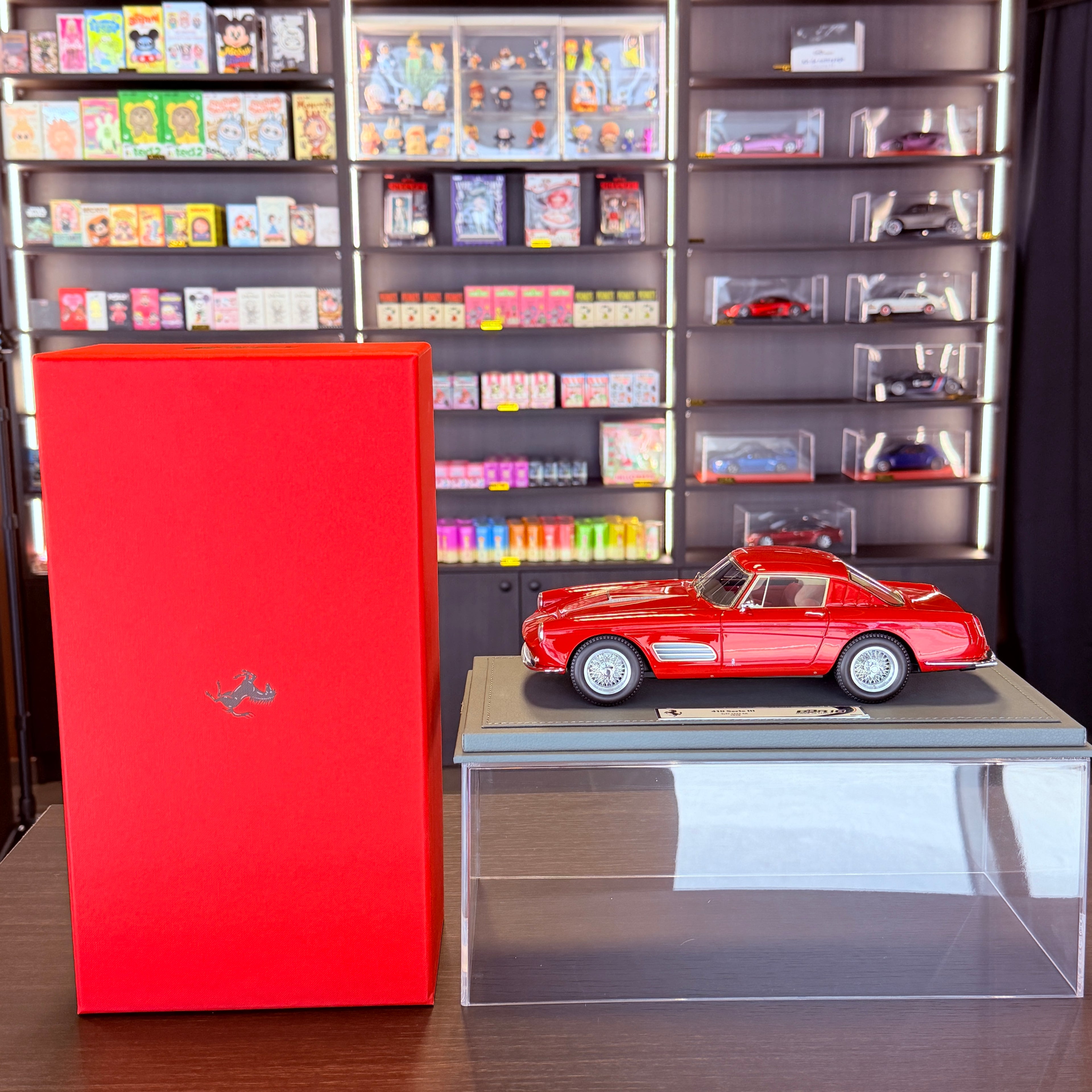 Ferrari 410 Superamerica Серия III SN 1423 SA Червен в мащаб 1:18 с витрина от BBR Models (ограничен тираж 108)