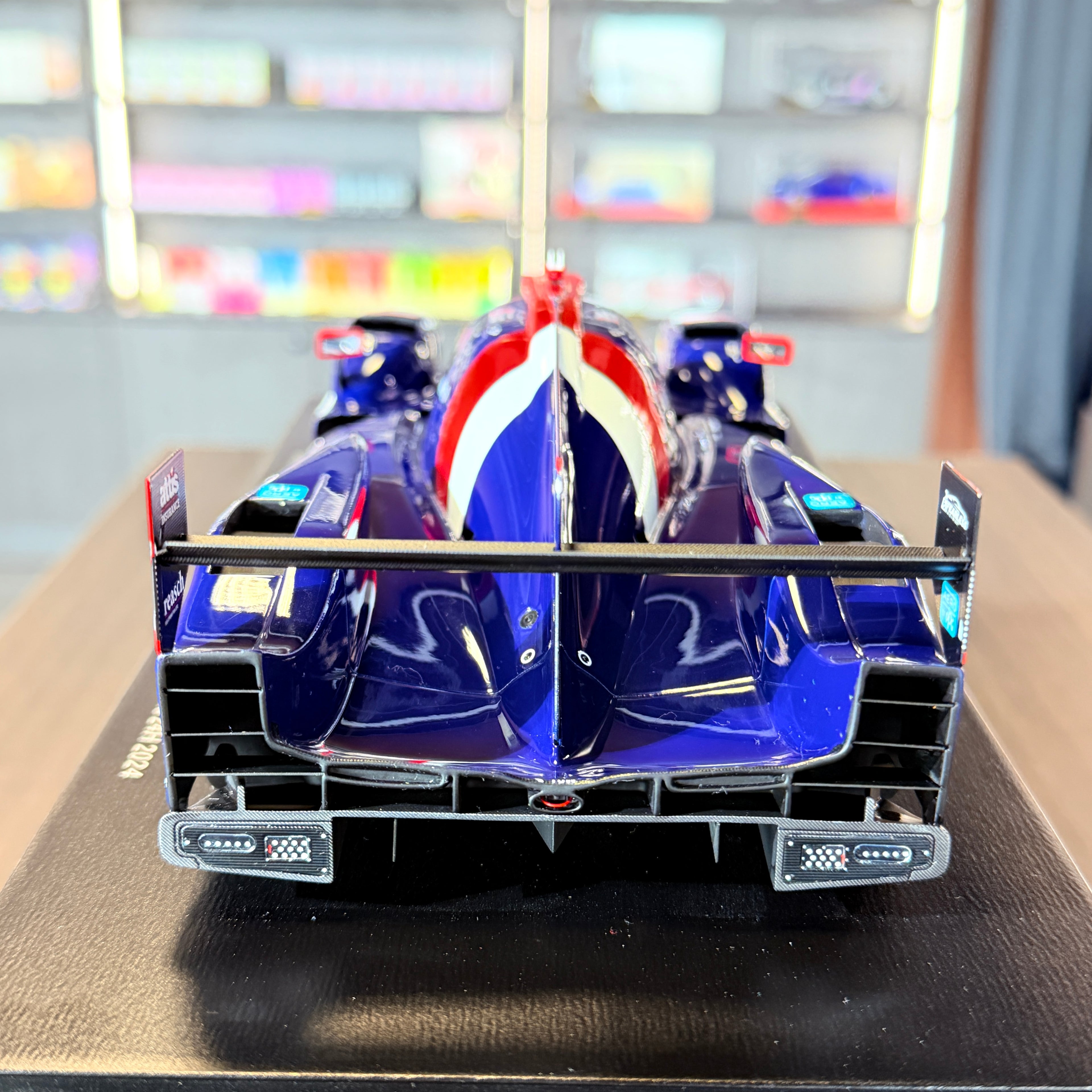 Oreca 07 Gibson United Autosports, a 2024-es Le Mans-i 24 órás verseny LMP2-osztályának győztese, 1:18 méretarányban, vitrinben – Spark Models