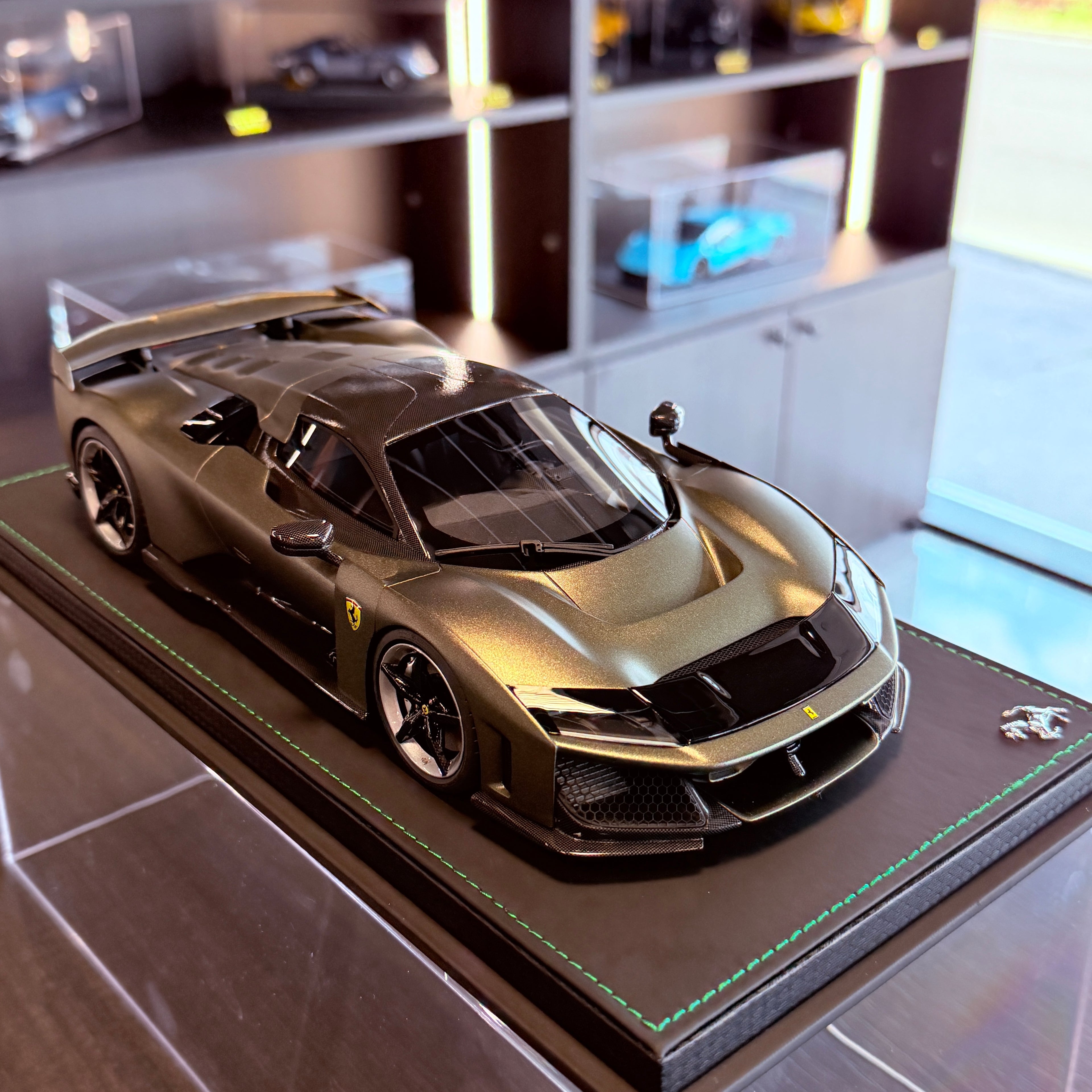 Ferrari F80 Verde Masoni Opaco v měřítku 1:18 s vitrínou od BBR Models (limitovaná edice 24 kusů)