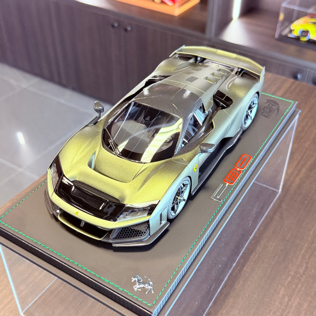 Ferrari F80 Verde Masoni Opaco v měřítku 1:18 s vitrínou od BBR Models (limitovaná edice 24 kusů)