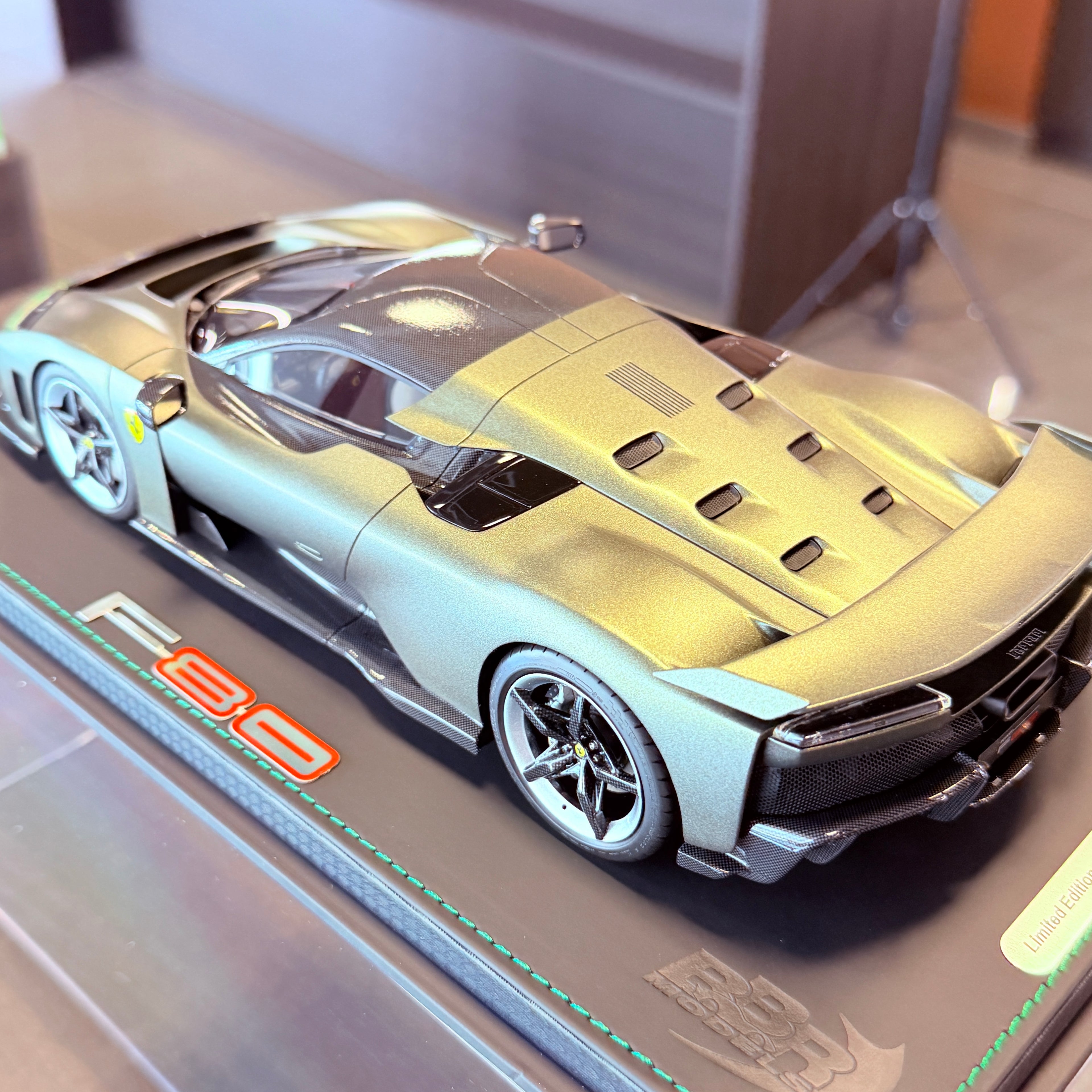 Ferrari F80 Verde Masoni Opaco v měřítku 1:18 s vitrínou od BBR Models (limitovaná edice 24 kusů)