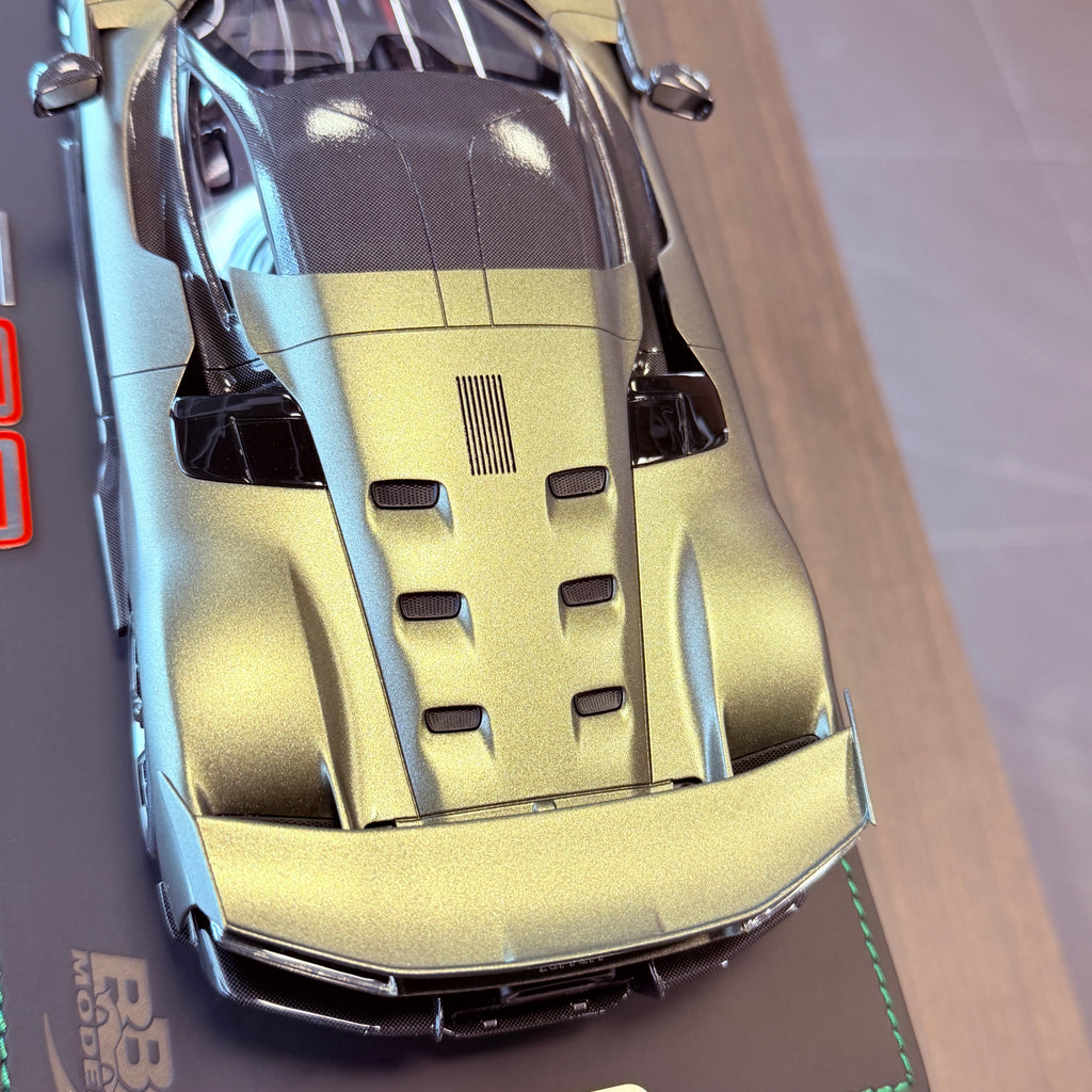 Ferrari F80 Verde Masoni Opaco v měřítku 1:18 s vitrínou od BBR Models (limitovaná edice 24 kusů)