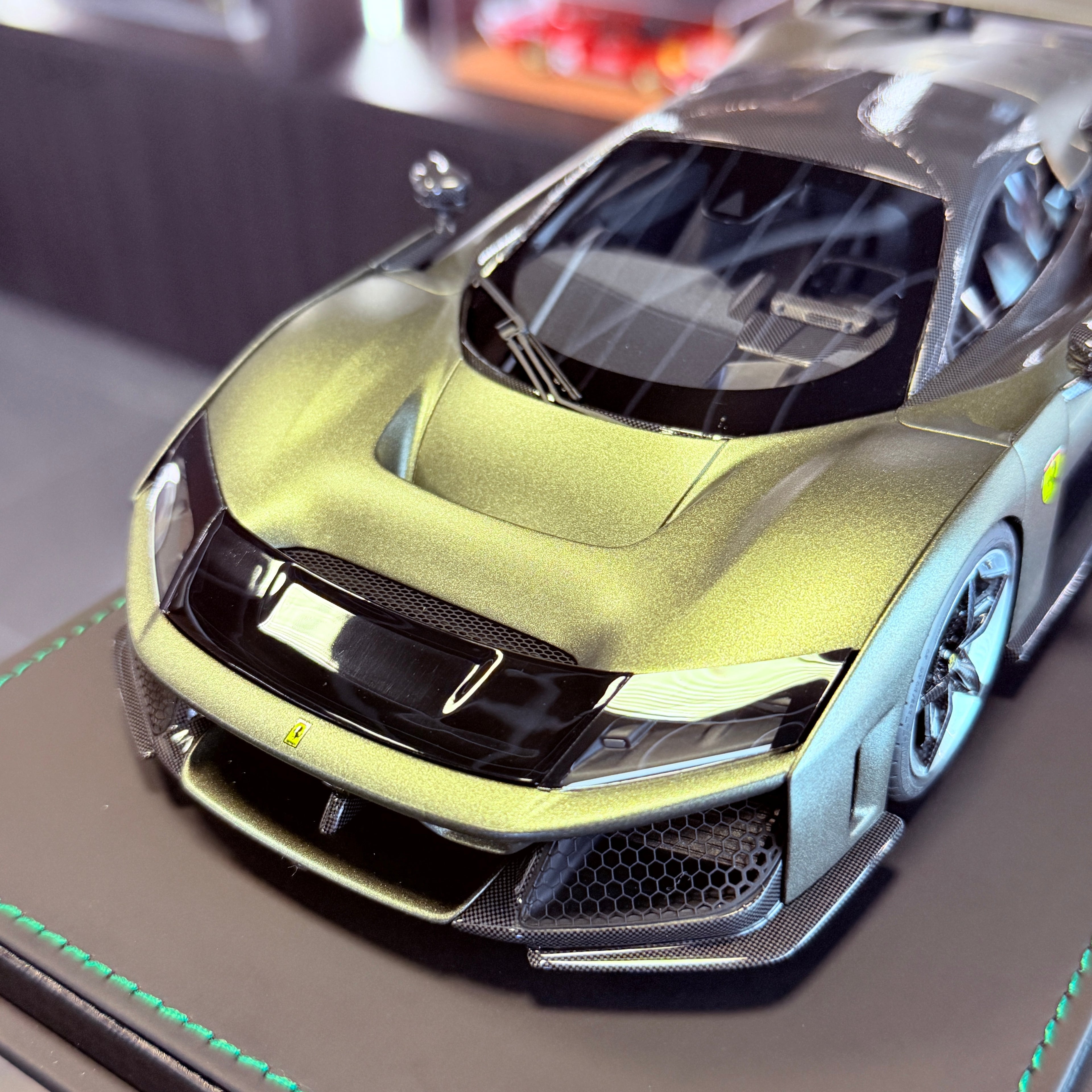 Ferrari F80 Verde Masoni Opaco v měřítku 1:18 s vitrínou od BBR Models (limitovaná edice 24 kusů)