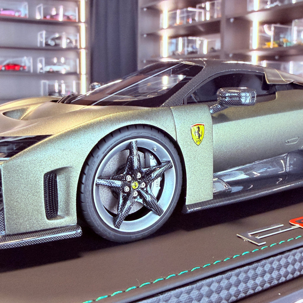 Ferrari F80 Verde Masoni Opaco v měřítku 1:18 s vitrínou od BBR Models (limitovaná edice 24 kusů)