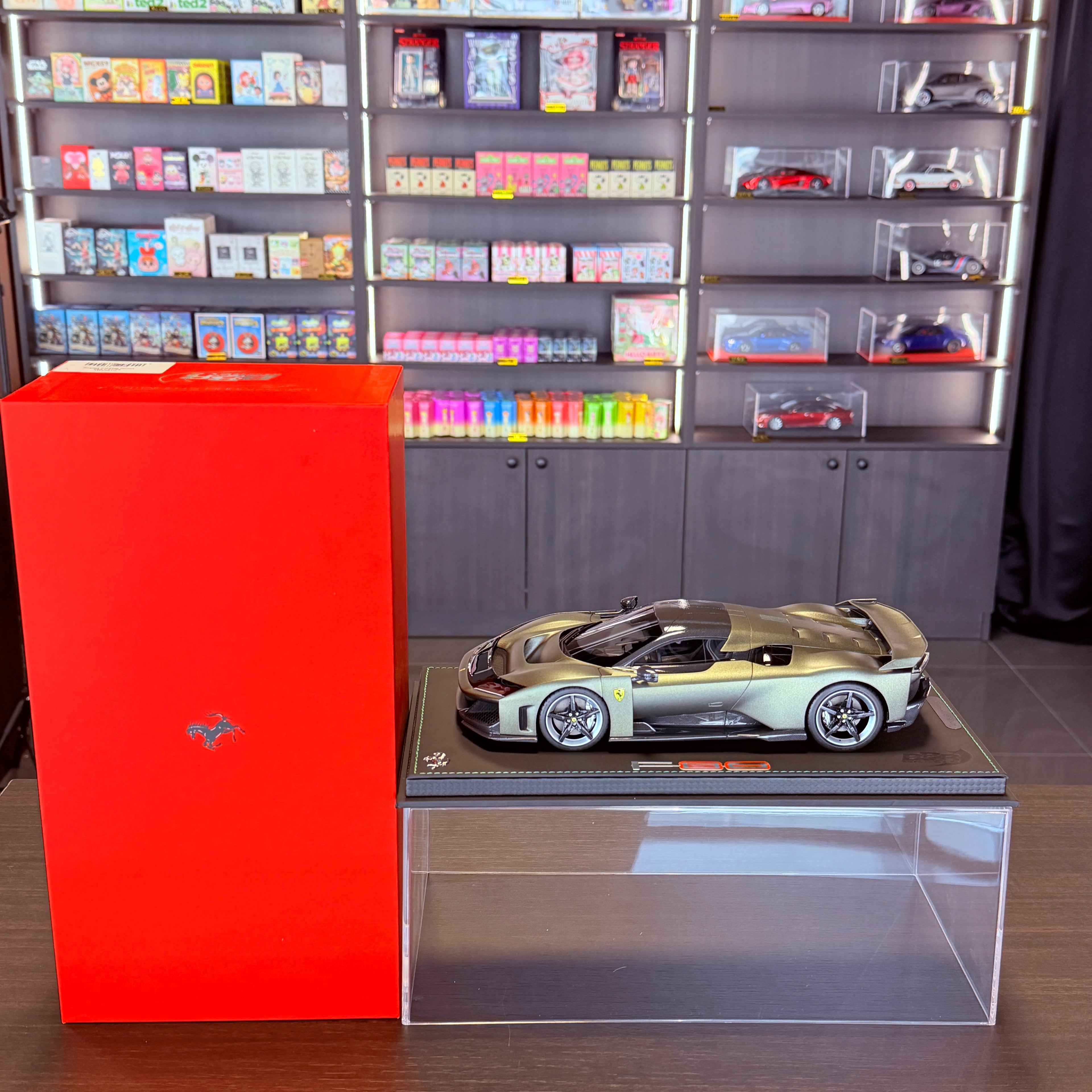 Ferrari F80 Verde Masoni Opaco v měřítku 1:18 s vitrínou od BBR Models (limitovaná edice 24 kusů)