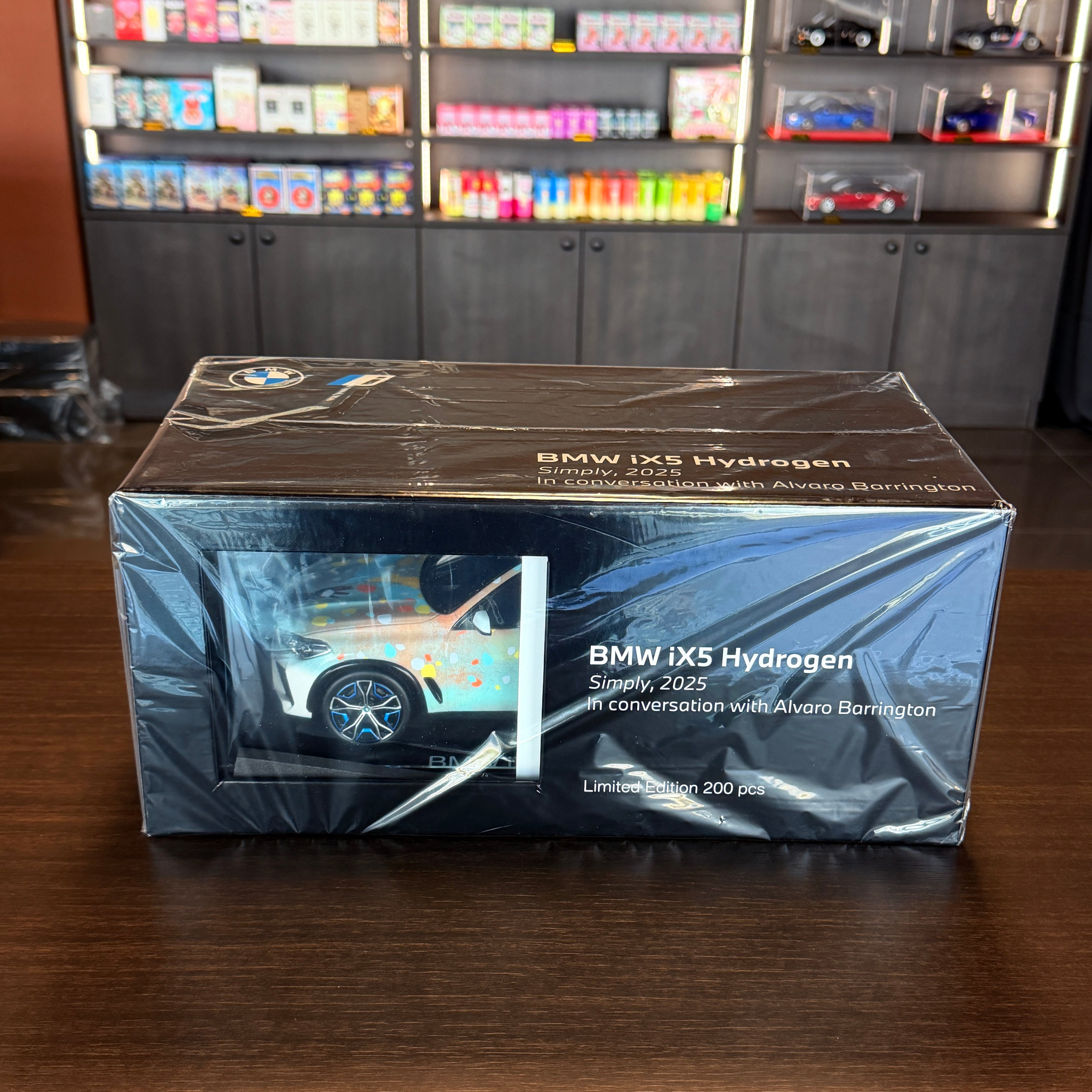 BMW iX5 Hydrogen Simply 2025 In Conversation with Alvaro Barrington limitált kiadás, 1:18 méretarányban, vitrinben – Spark Models