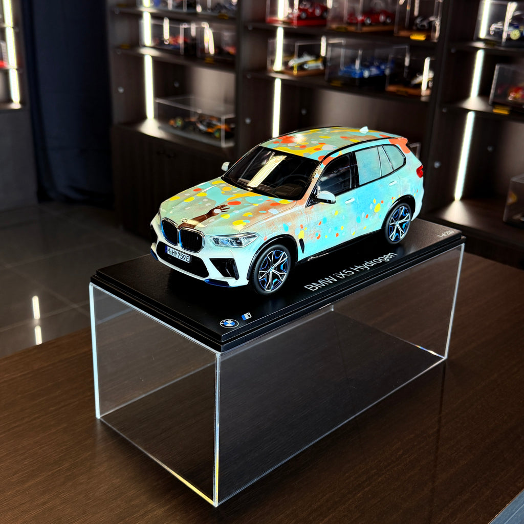 BMW iX5 Hydrogen Simply 2025 In Conversation with Alvaro Barrington limitált kiadás, 1:18 méretarányban, vitrinben – Spark Models