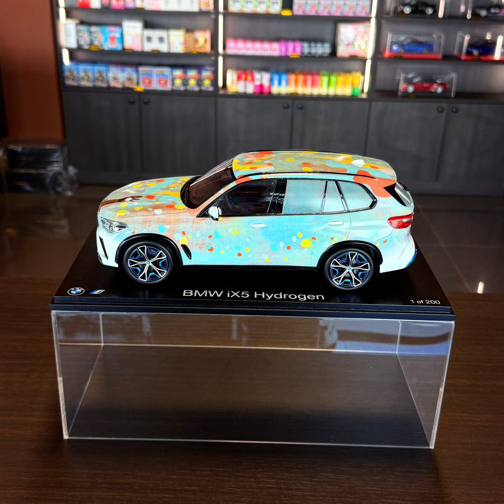 BMW iX5 Hydrogen Simply 2025 In Conversation with Alvaro Barrington limitált kiadás, 1:18 méretarányban, vitrinben – Spark Models