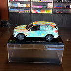 BMW iX5 Hydrogen Simply 2025 In Conversation with Alvaro Barrington limitált kiadás, 1:18 méretarányban, vitrinben – Spark Models