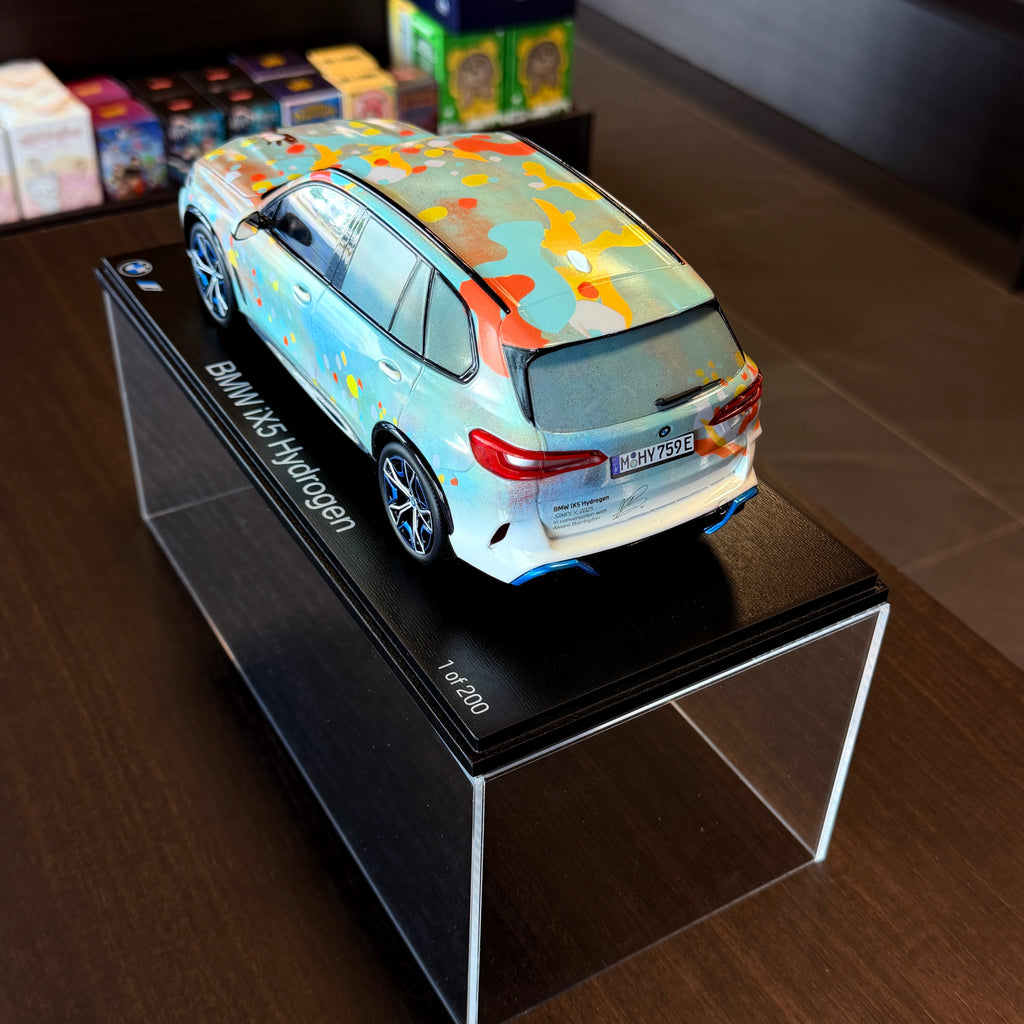 BMW iX5 Hydrogen Simply 2025 In Conversation with Alvaro Barrington limitált kiadás, 1:18 méretarányban, vitrinben – Spark Models