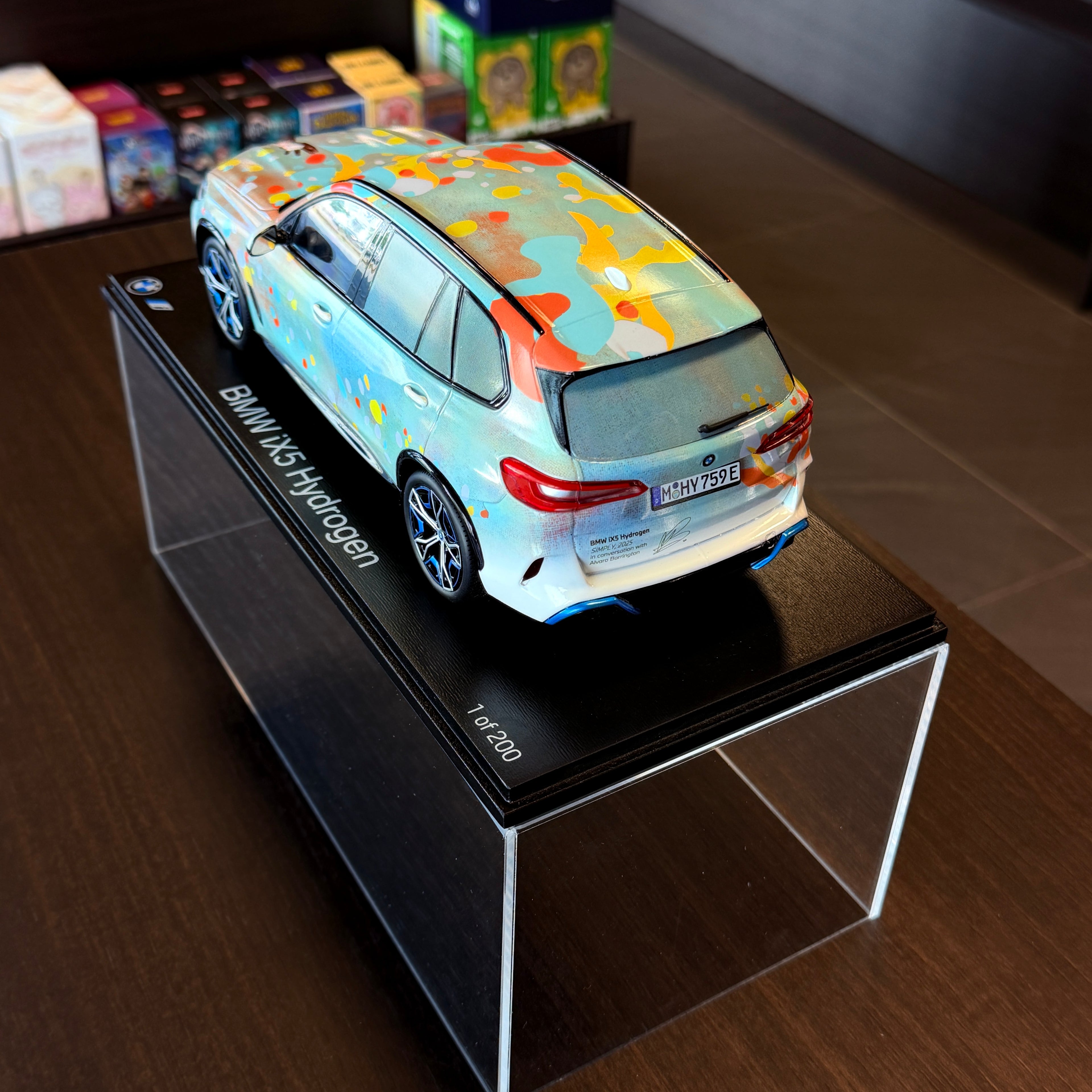 BMW iX5 Hydrogen Simply 2025 In Conversation with Alvaro Barrington limitált kiadás, 1:18 méretarányban, vitrinben – Spark Models