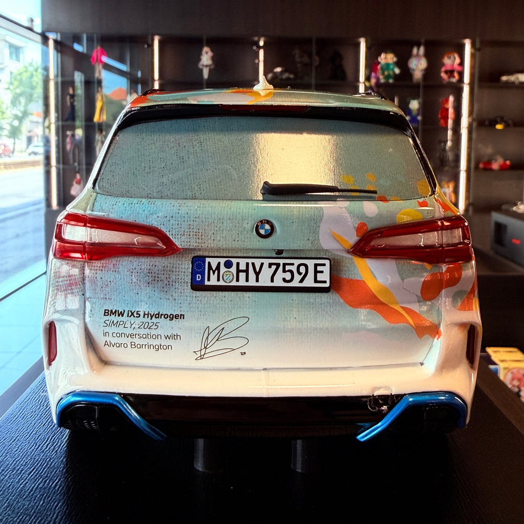 BMW iX5 Hydrogen Simply 2025 In Conversation with Alvaro Barrington limitált kiadás, 1:18 méretarányban, vitrinben – Spark Models