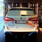 BMW iX5 Hydrogen Simply 2025 In Conversation with Alvaro Barrington limitált kiadás, 1:18 méretarányban, vitrinben – Spark Models