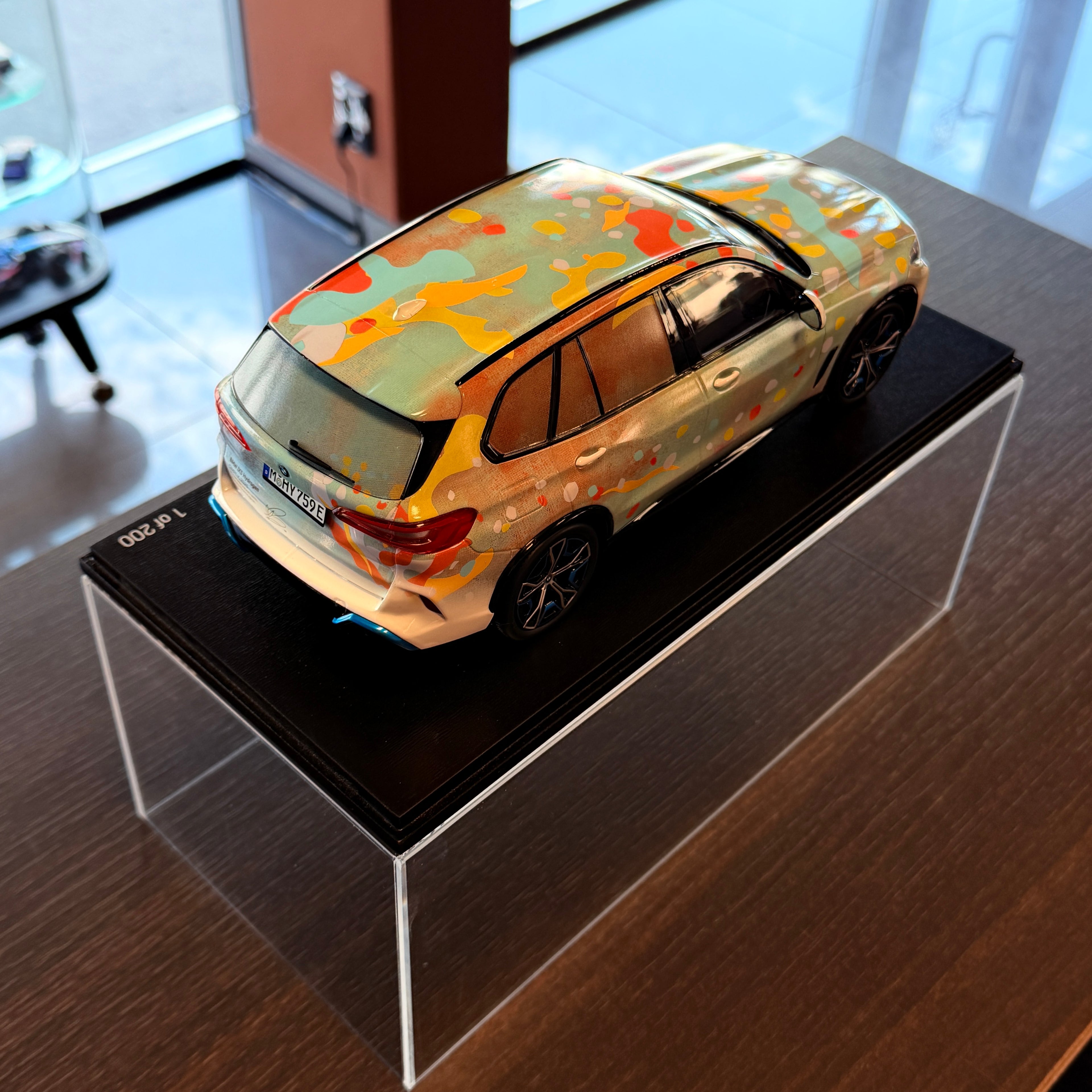 BMW iX5 Hydrogen Simply 2025 In Conversation with Alvaro Barrington limitált kiadás, 1:18 méretarányban, vitrinben – Spark Models