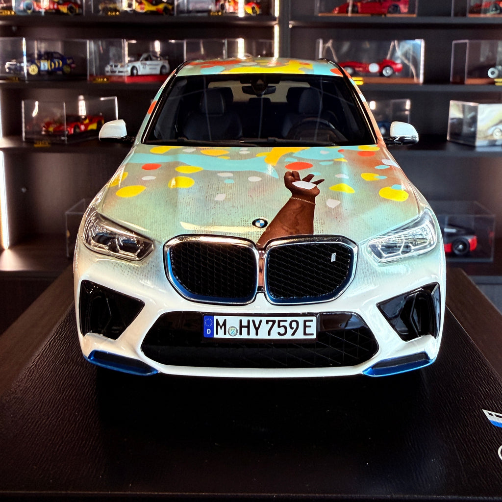 BMW iX5 Hydrogen Simply 2025 In Conversation with Alvaro Barrington limitált kiadás, 1:18 méretarányban, vitrinben – Spark Models