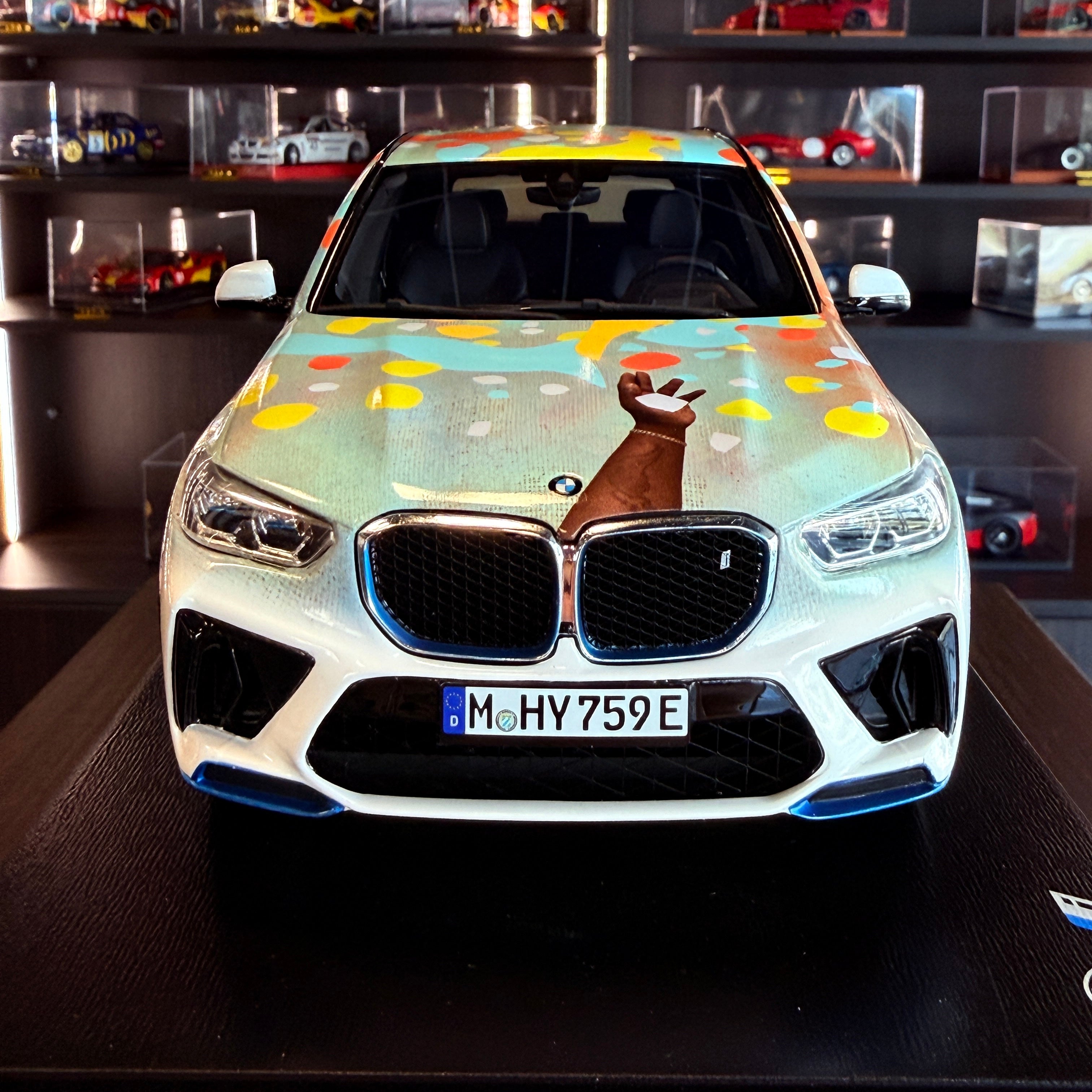 BMW iX5 Hydrogen Simply 2025 In Conversation with Alvaro Barrington limitált kiadás, 1:18 méretarányban, vitrinben – Spark Models