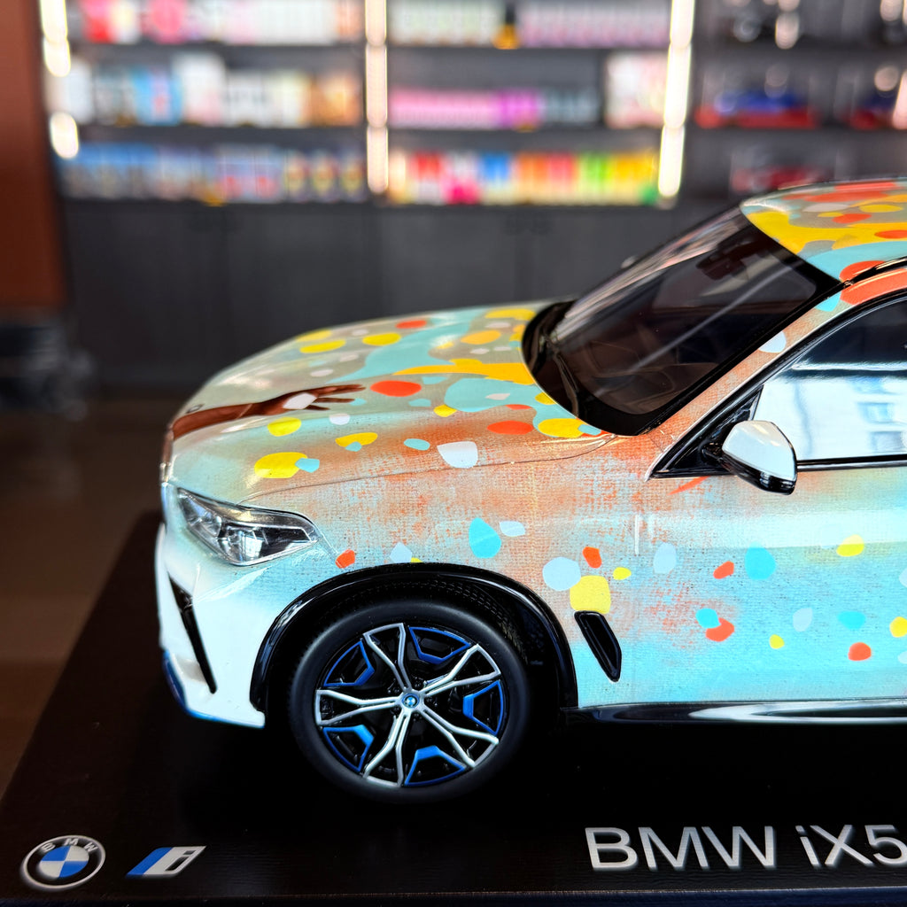 BMW iX5 Hydrogen Simply 2025 In Conversation with Alvaro Barrington limitált kiadás, 1:18 méretarányban, vitrinben – Spark Models