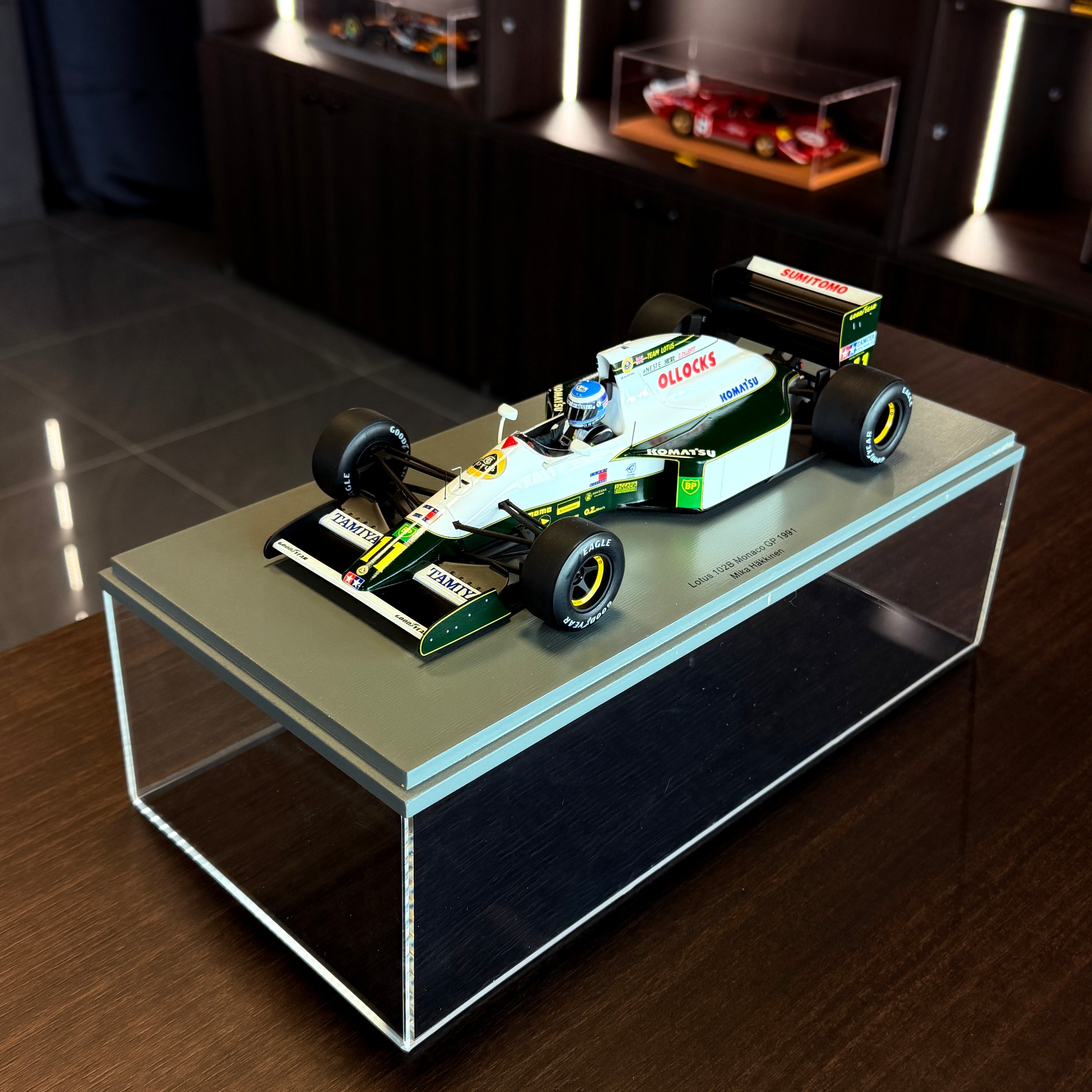 Lotus 102B, az 1991-es Monacói Nagydíj, Mika Häkkinen, 1:18 méretarányban, vitrinben – Spark Models