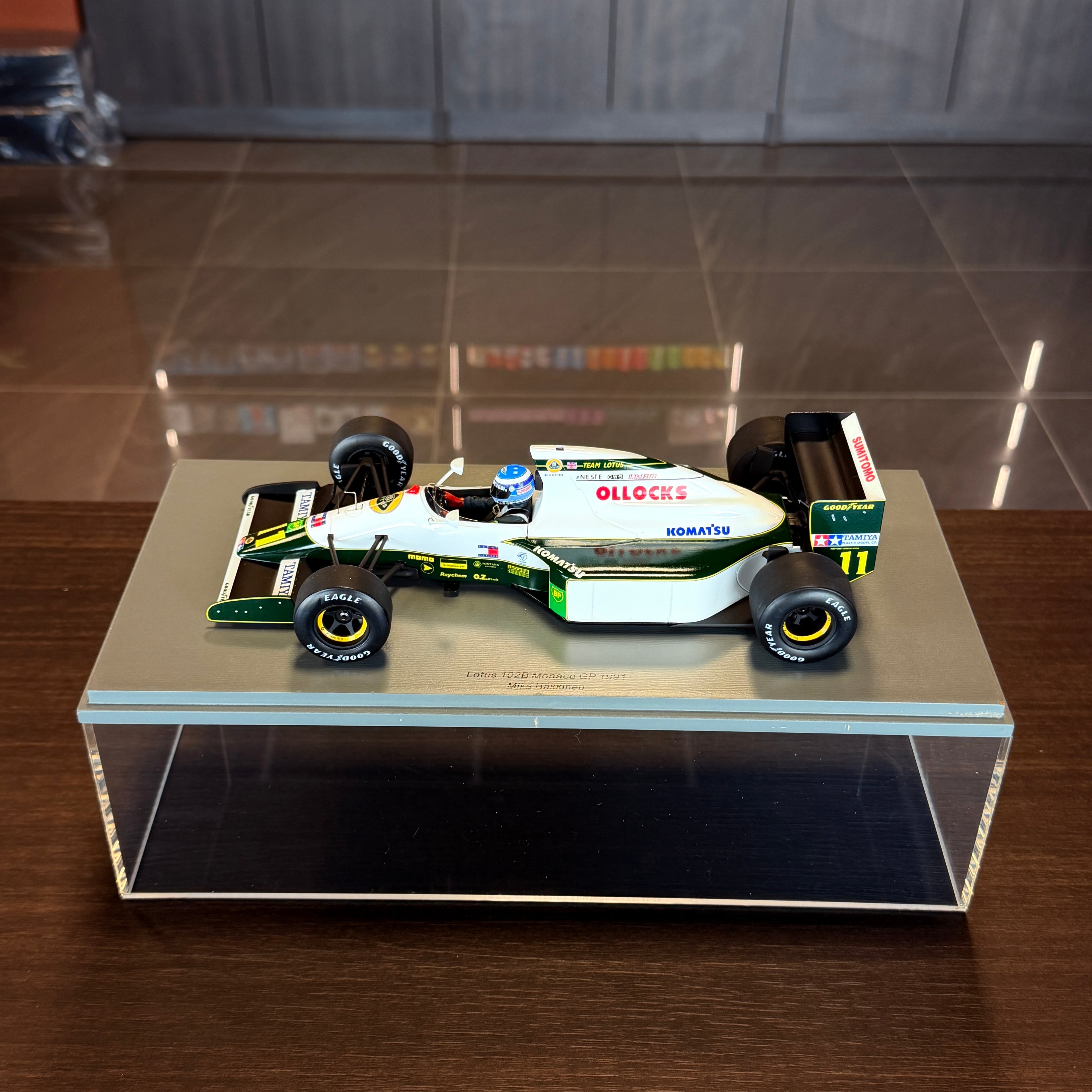 Lotus 102B, az 1991-es Monacói Nagydíj, Mika Häkkinen, 1:18 méretarányban, vitrinben – Spark Models