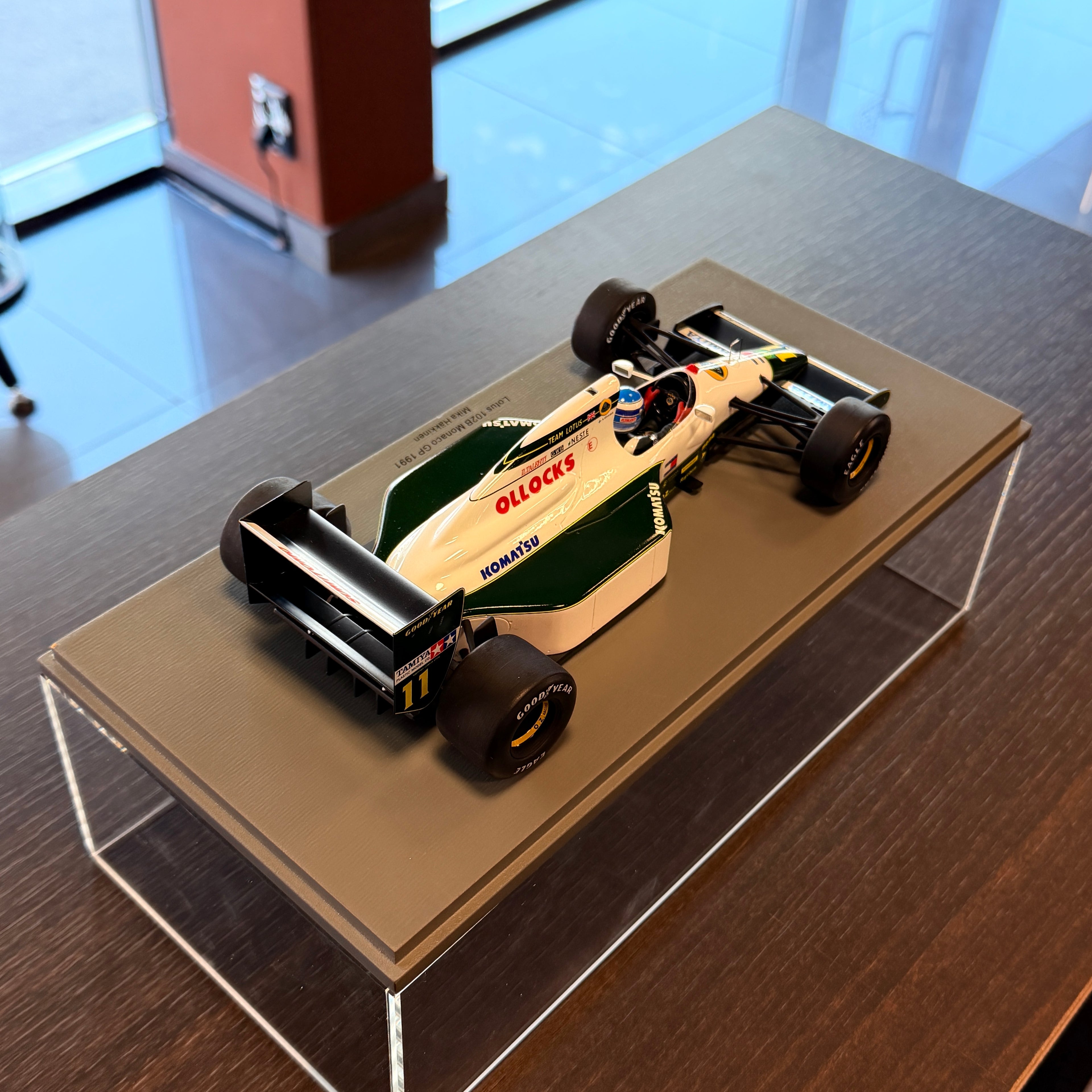 Lotus 102B, az 1991-es Monacói Nagydíj, Mika Häkkinen, 1:18 méretarányban, vitrinben – Spark Models