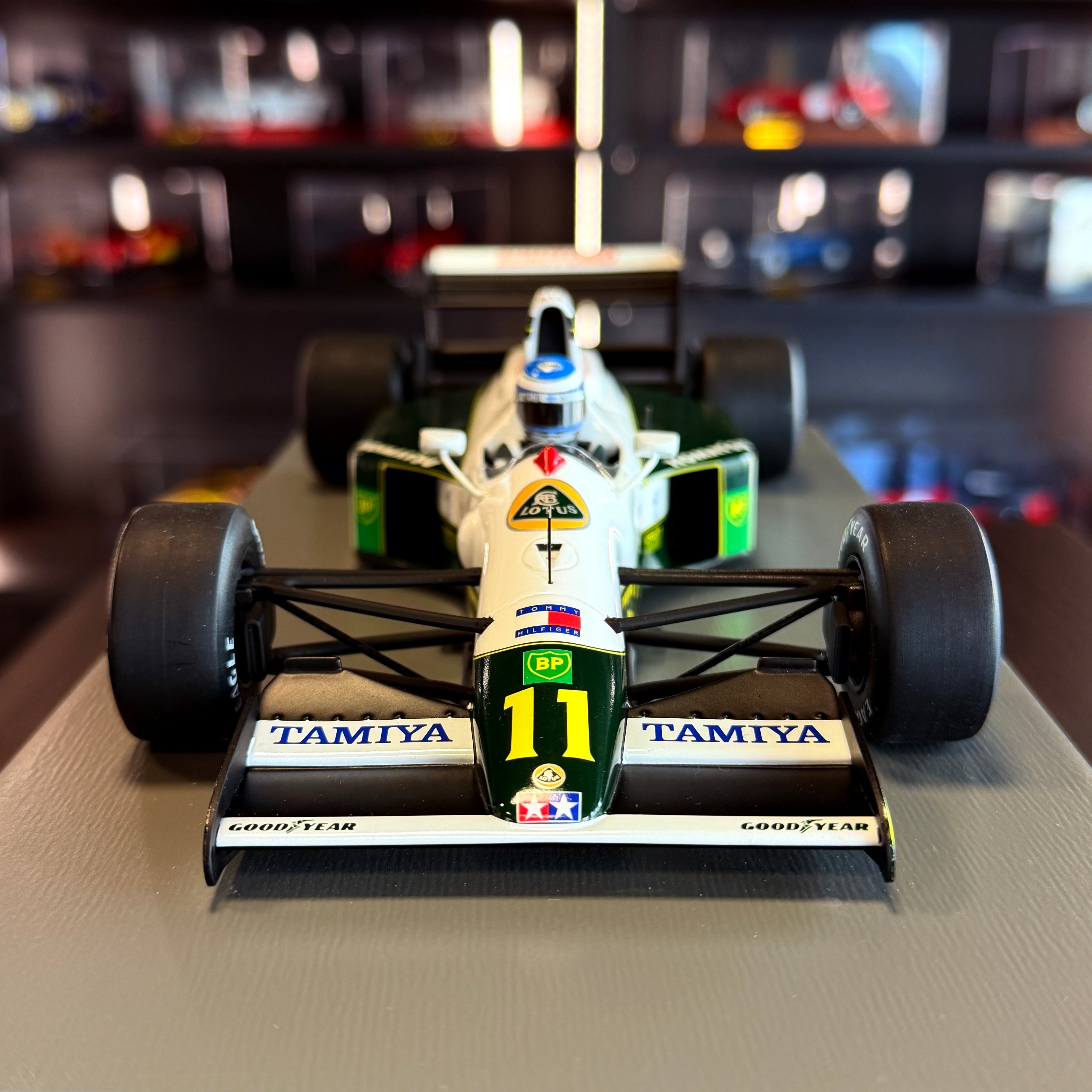 Lotus 102B, az 1991-es Monacói Nagydíj, Mika Häkkinen, 1:18 méretarányban, vitrinben – Spark Models