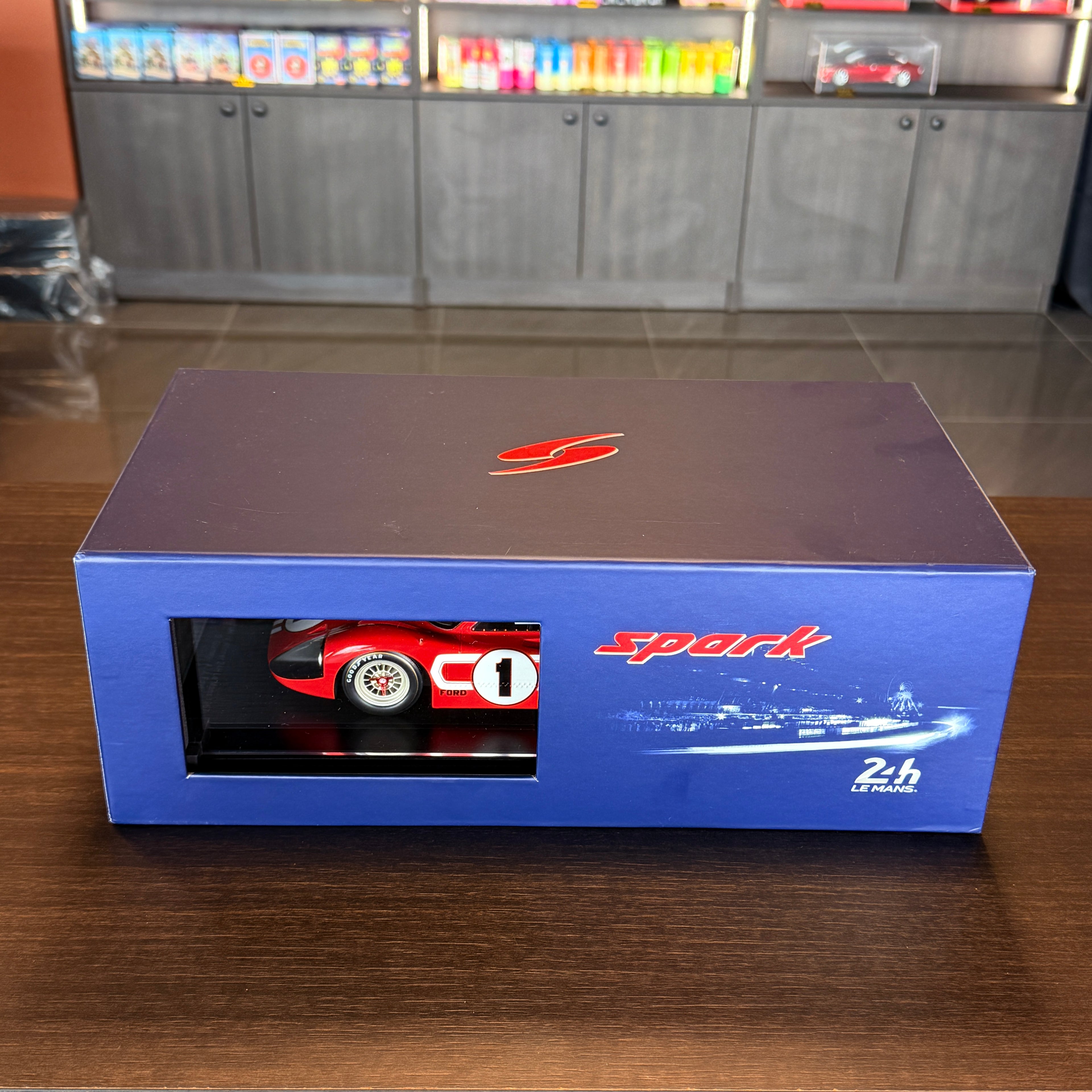 Ford MK IV, vítěz 24 hodin Le Mans 1967, Dan Gurney a A. J. Foyt, měřítko 1:18 s vitrínou od Spark Models