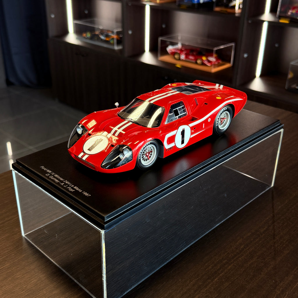 Ford MK IV, vítěz 24 hodin Le Mans 1967, Dan Gurney a A. J. Foyt, měřítko 1:18 s vitrínou od Spark Models