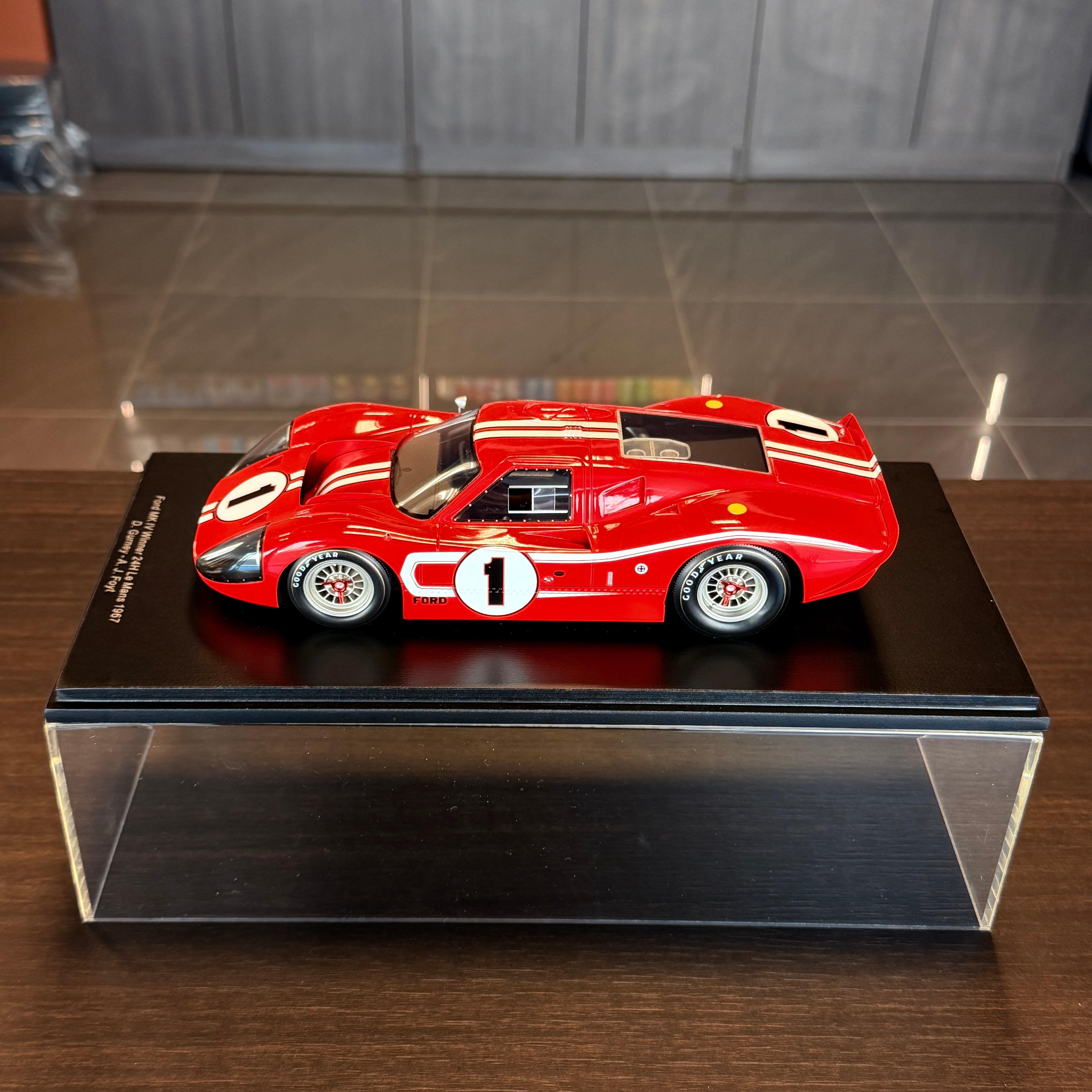 Ford MK IV, vítěz 24 hodin Le Mans 1967, Dan Gurney a A. J. Foyt, měřítko 1:18 s vitrínou od Spark Models