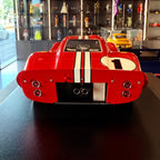 Ford MK IV, vítěz 24 hodin Le Mans 1967, Dan Gurney a A. J. Foyt, měřítko 1:18 s vitrínou od Spark Models