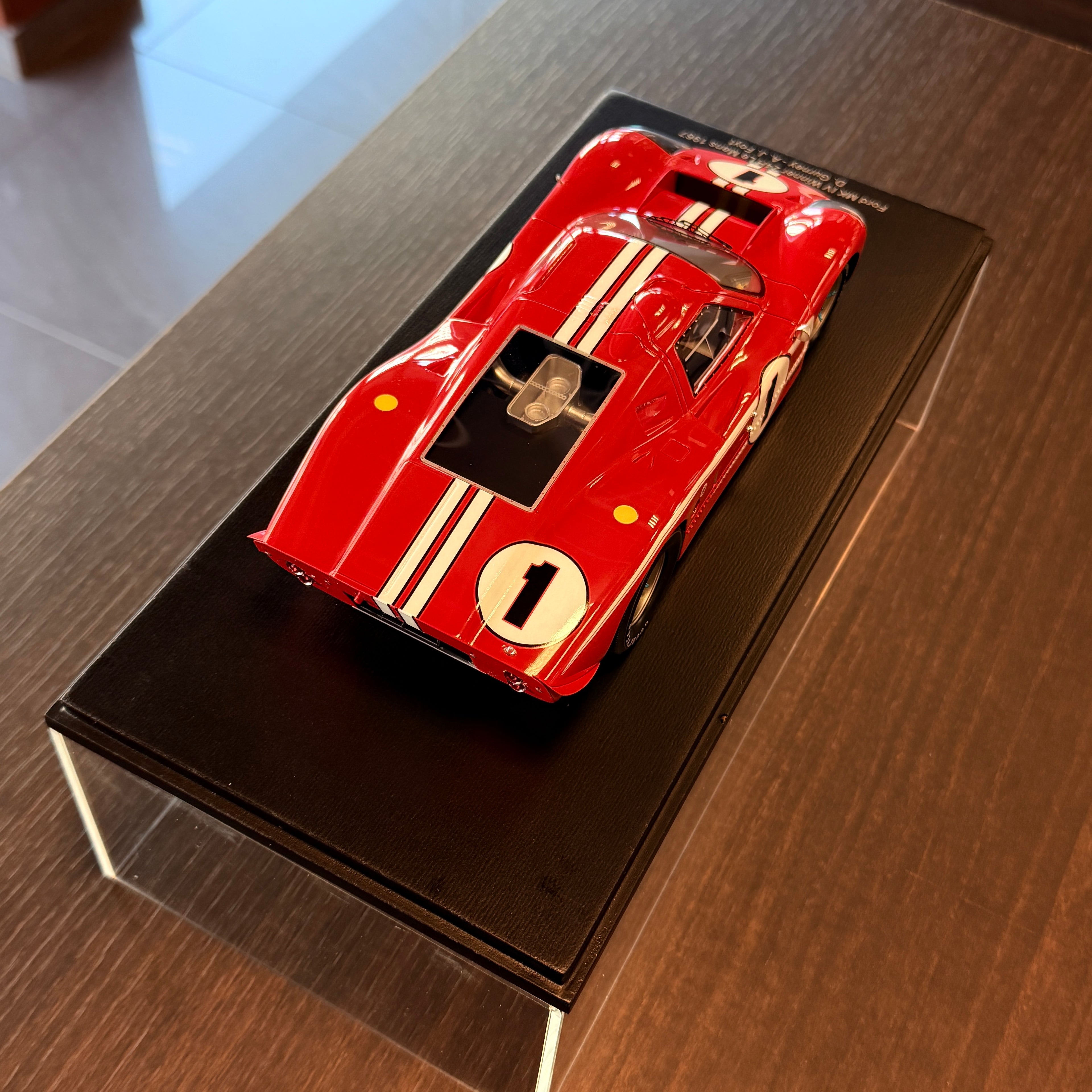 Ford MK IV, vítěz 24 hodin Le Mans 1967, Dan Gurney a A. J. Foyt, měřítko 1:18 s vitrínou od Spark Models