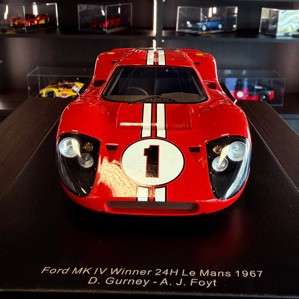 Ford MK IV, vítěz 24 hodin Le Mans 1967, Dan Gurney a A. J. Foyt, měřítko 1:18 s vitrínou od Spark Models