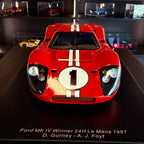 Ford MK IV, vítěz 24 hodin Le Mans 1967, Dan Gurney a A. J. Foyt, měřítko 1:18 s vitrínou od Spark Models