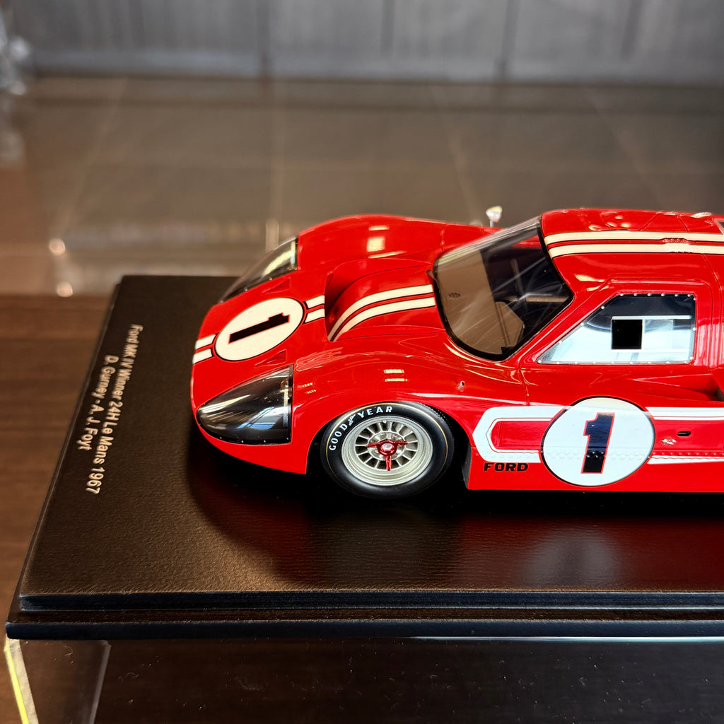 Ford MK IV, vítěz 24 hodin Le Mans 1967, Dan Gurney a A. J. Foyt, měřítko 1:18 s vitrínou od Spark Models