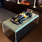 Wolf WR1, vítěz Velké ceny Monaka 1977, Jody Scheckter, měřítko 1:18 s vitrínou od Spark Models