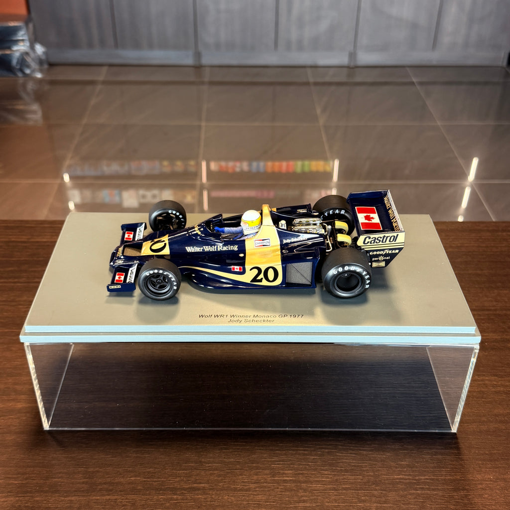 Wolf WR1, vítěz Velké ceny Monaka 1977, Jody Scheckter, měřítko 1:18 s vitrínou od Spark Models