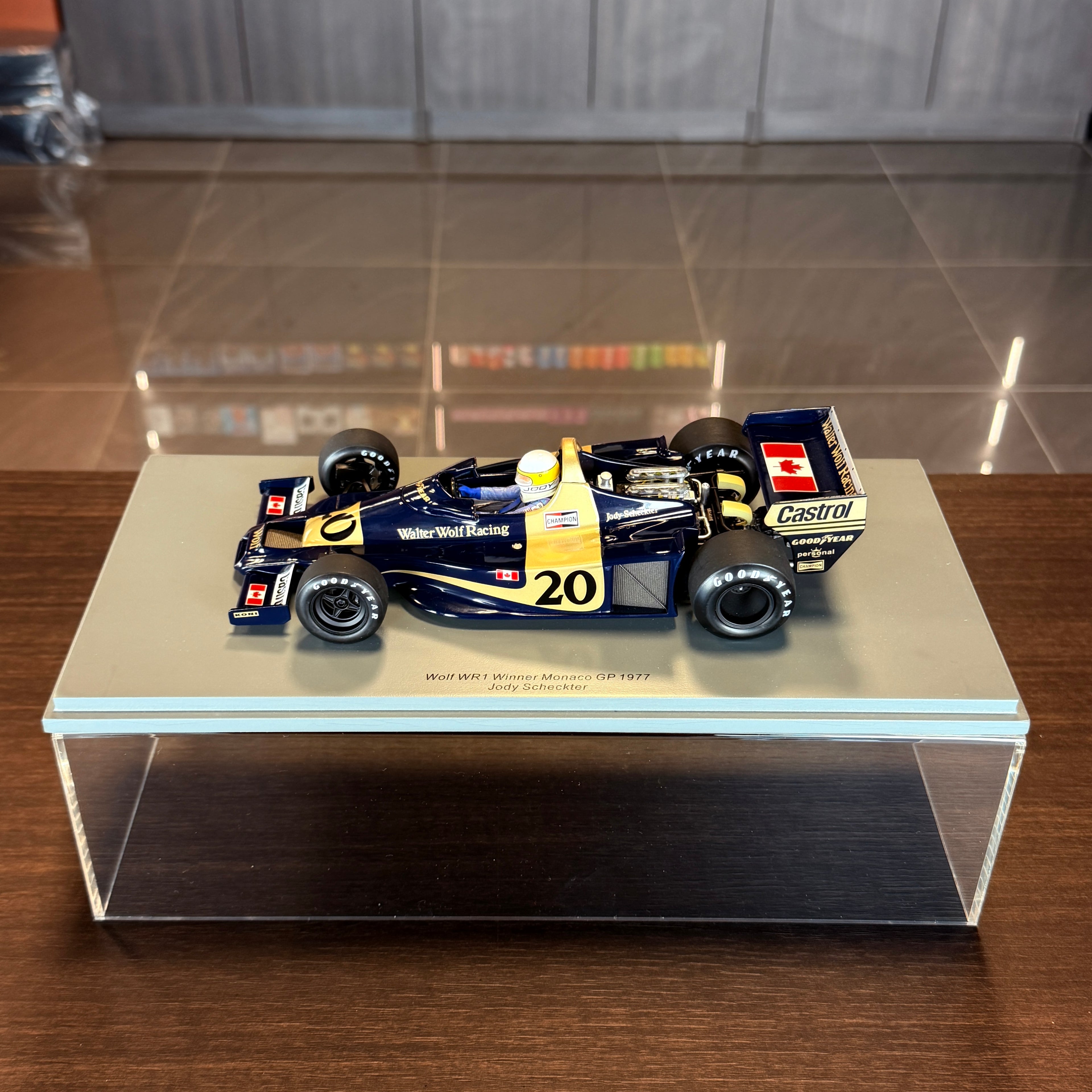 Wolf WR1, vítěz Velké ceny Monaka 1977, Jody Scheckter, měřítko 1:18 s vitrínou od Spark Models