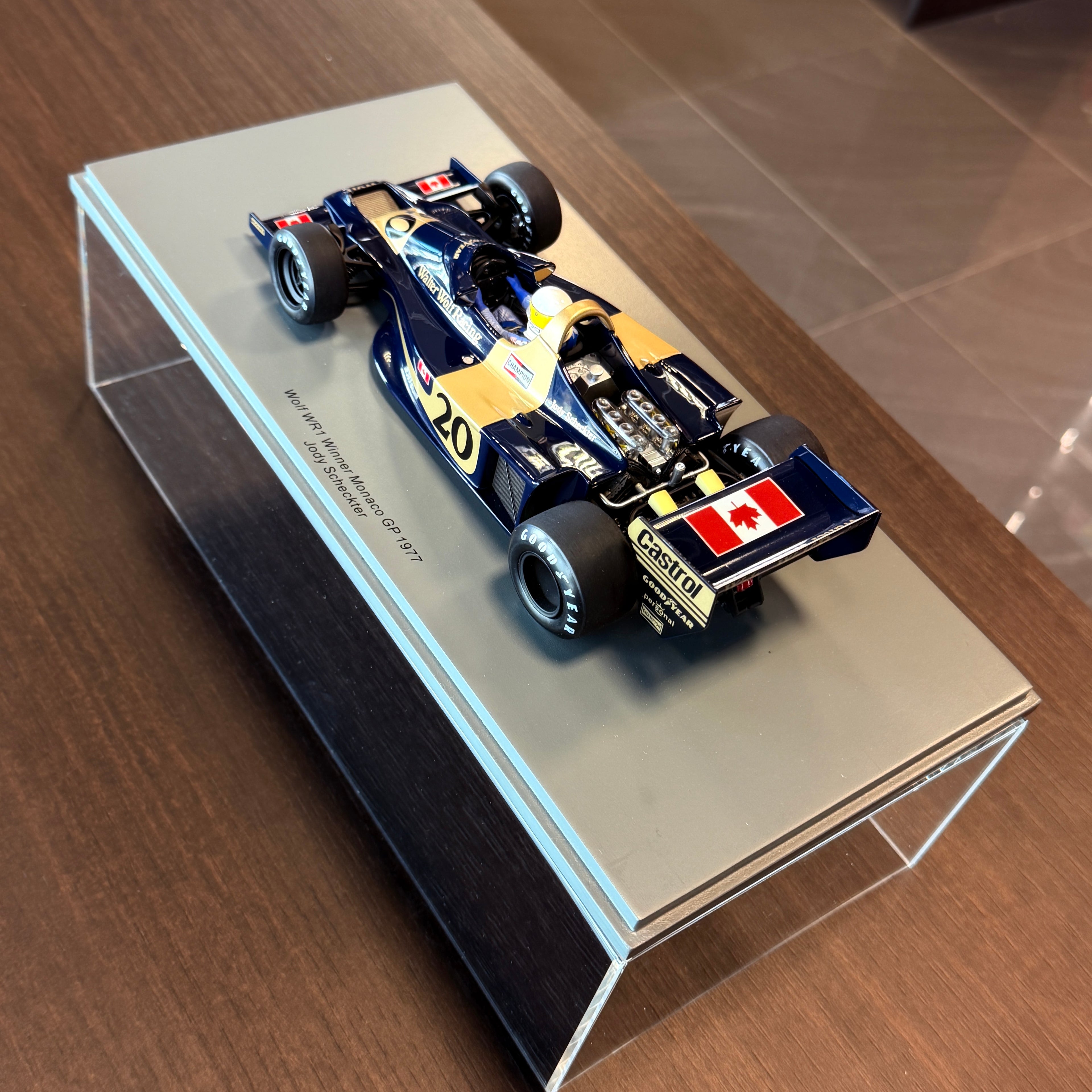 Wolf WR1, vítěz Velké ceny Monaka 1977, Jody Scheckter, měřítko 1:18 s vitrínou od Spark Models