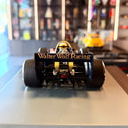 Wolf WR1, vítěz Velké ceny Monaka 1977, Jody Scheckter, měřítko 1:18 s vitrínou od Spark Models