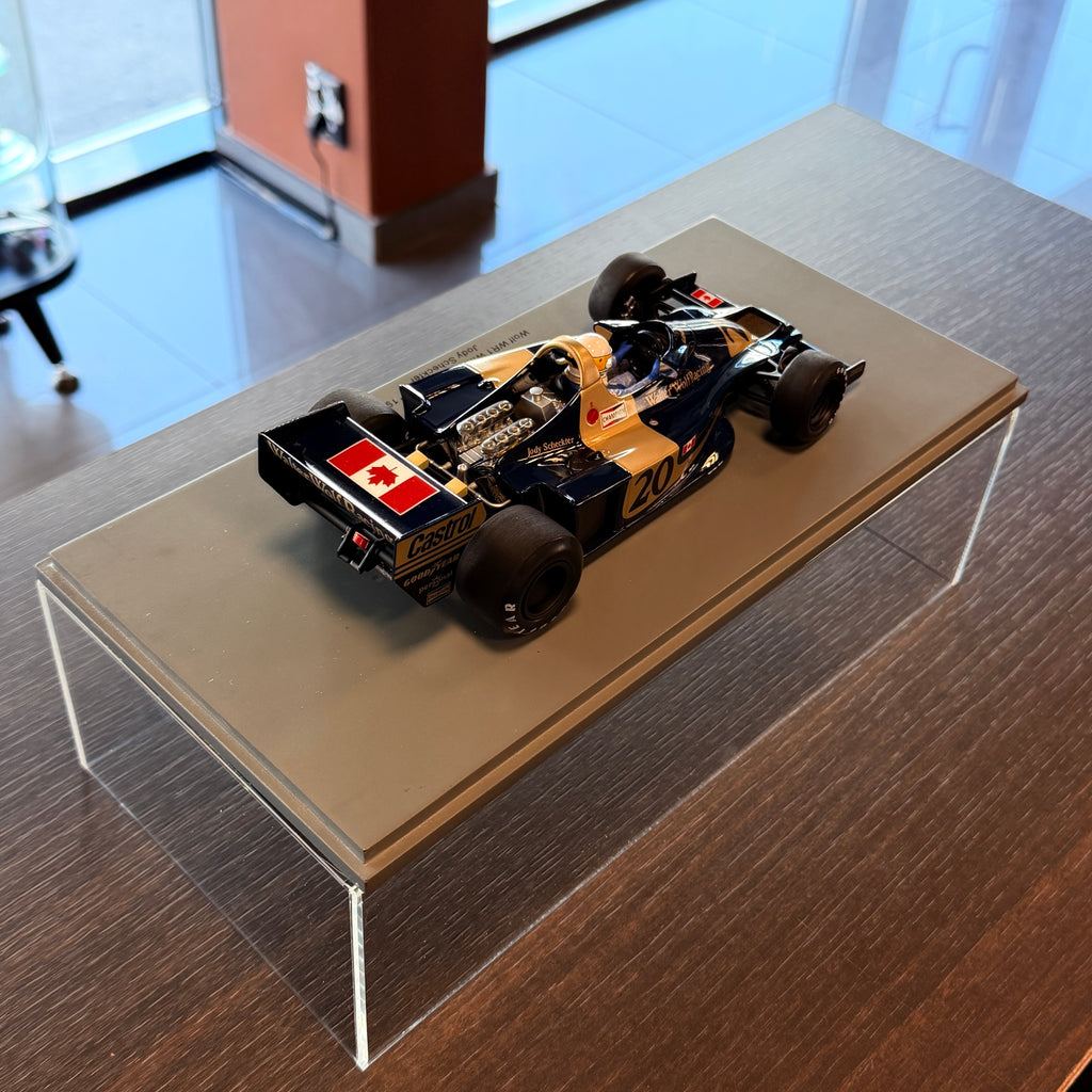 Wolf WR1, vítěz Velké ceny Monaka 1977, Jody Scheckter, měřítko 1:18 s vitrínou od Spark Models