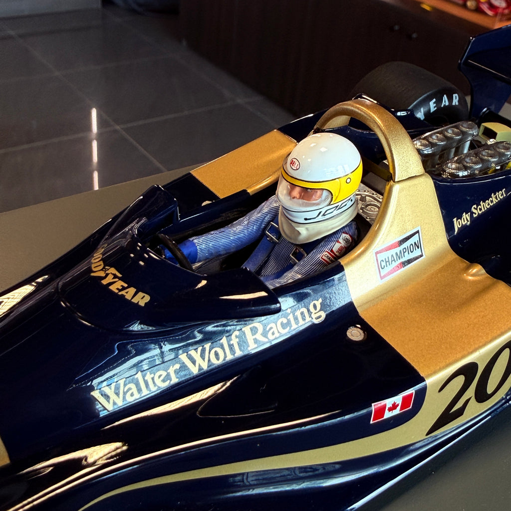 Wolf WR1, vítěz Velké ceny Monaka 1977, Jody Scheckter, měřítko 1:18 s vitrínou od Spark Models