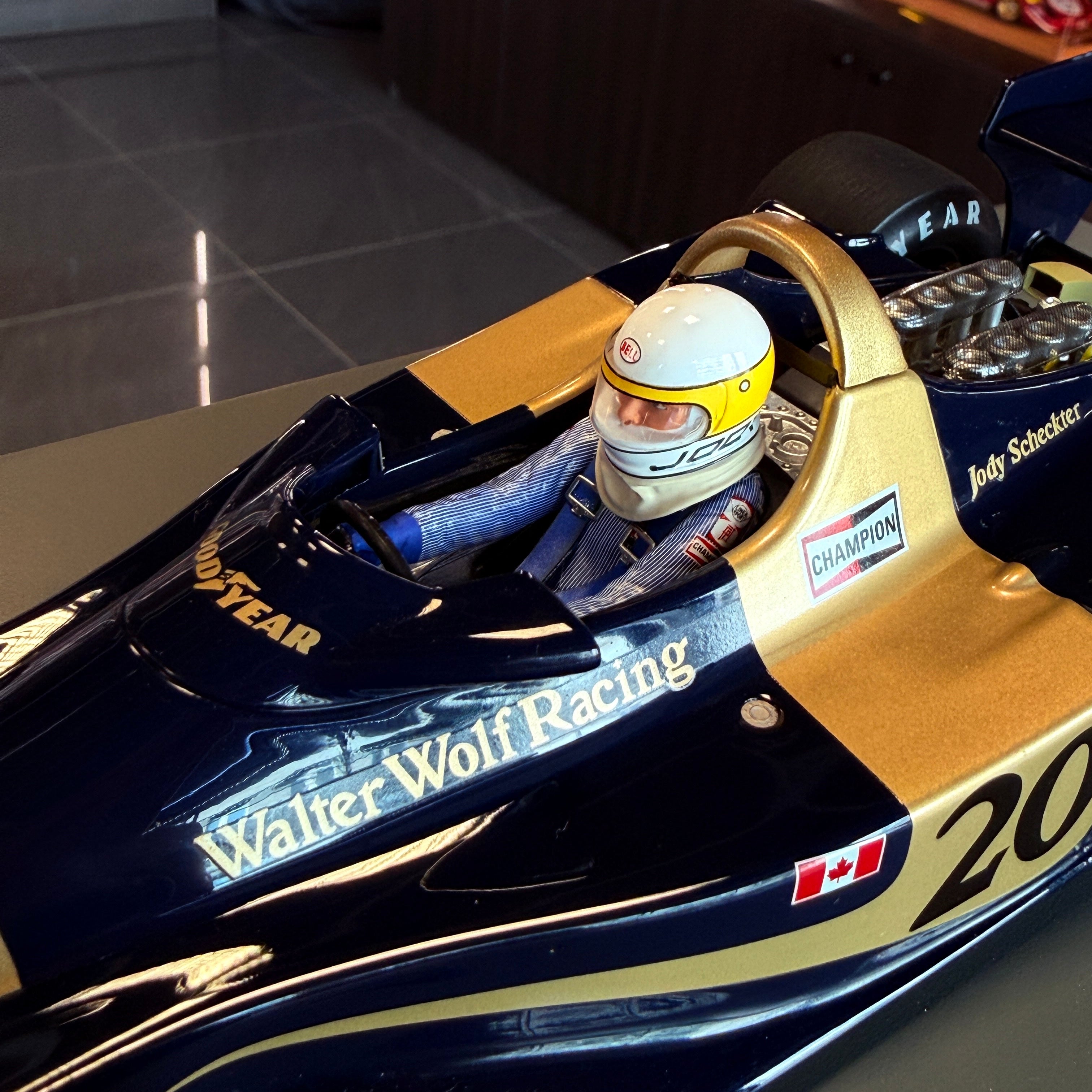 Wolf WR1, vítěz Velké ceny Monaka 1977, Jody Scheckter, měřítko 1:18 s vitrínou od Spark Models