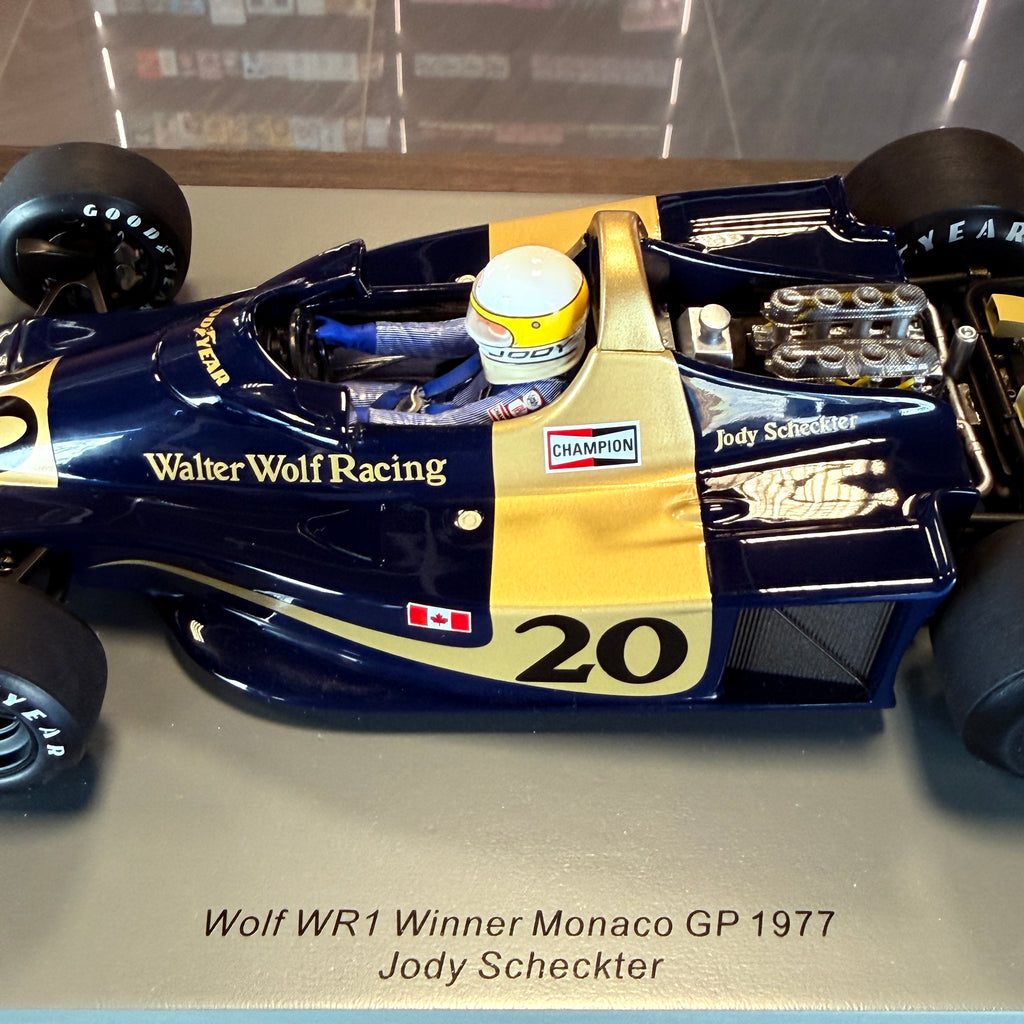 Wolf WR1, vítěz Velké ceny Monaka 1977, Jody Scheckter, měřítko 1:18 s vitrínou od Spark Models