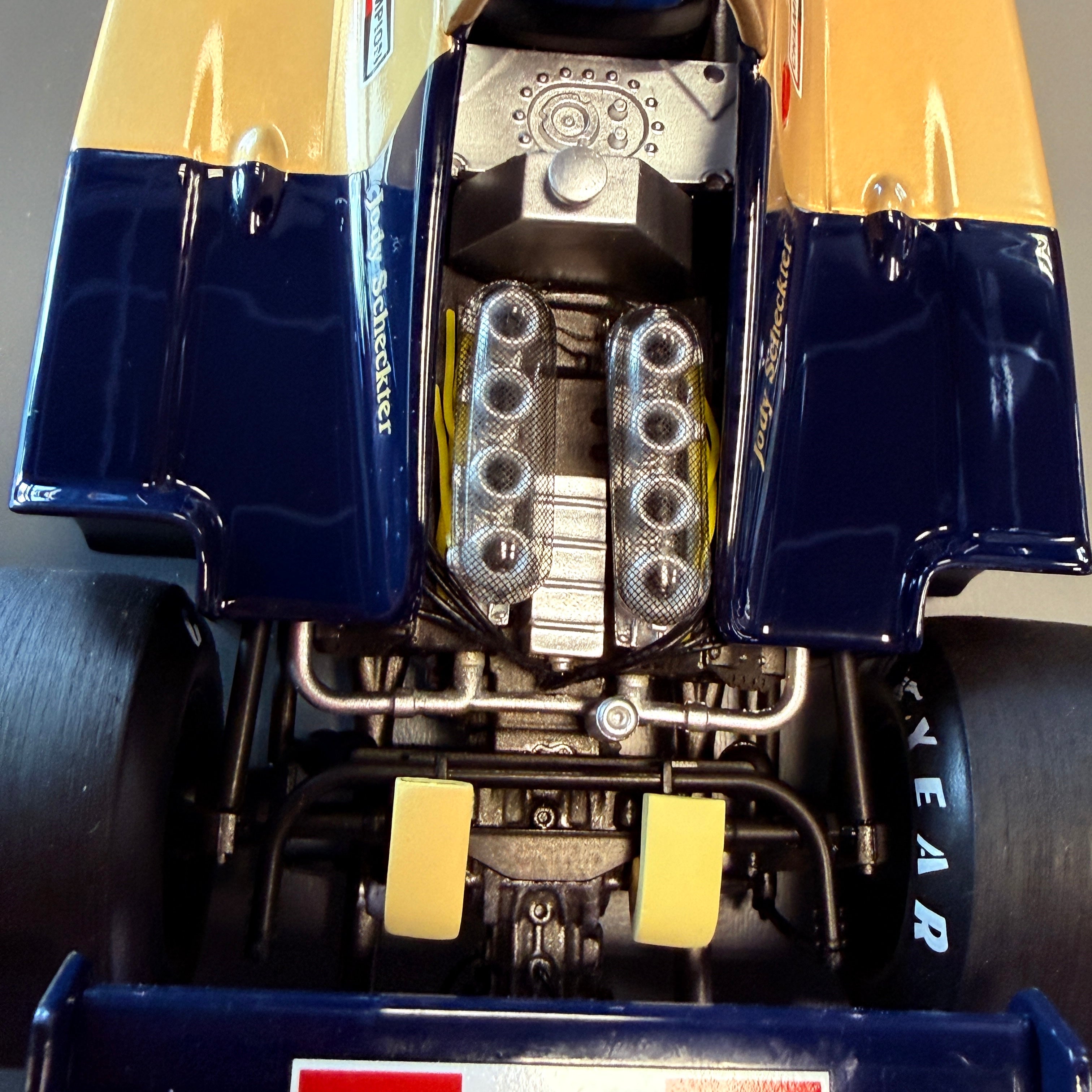 Wolf WR1, vítěz Velké ceny Monaka 1977, Jody Scheckter, měřítko 1:18 s vitrínou od Spark Models